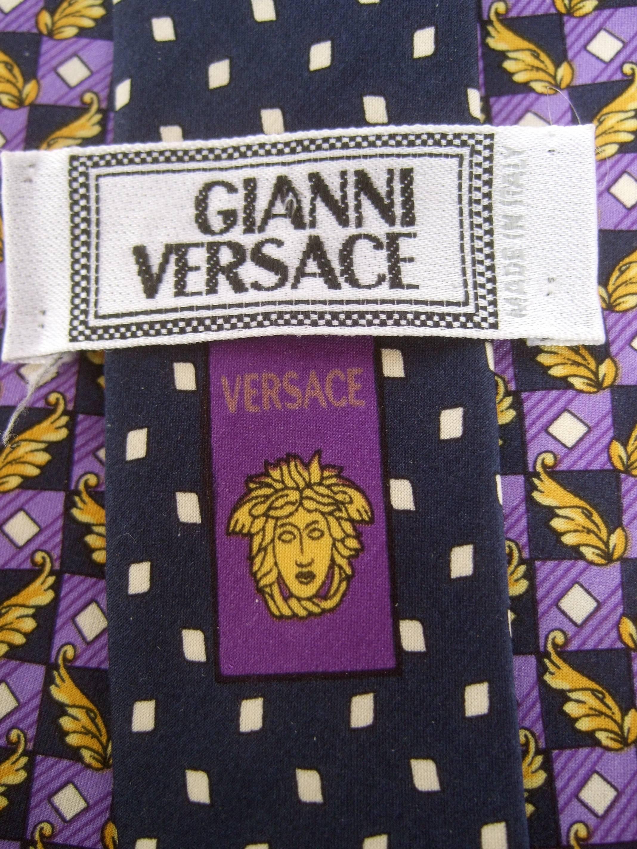 Versace Italienische Seidenkrawatte in Violett & Gold mit Grafikdruck, ca. 1990er Jahre (Schwarz) im Angebot