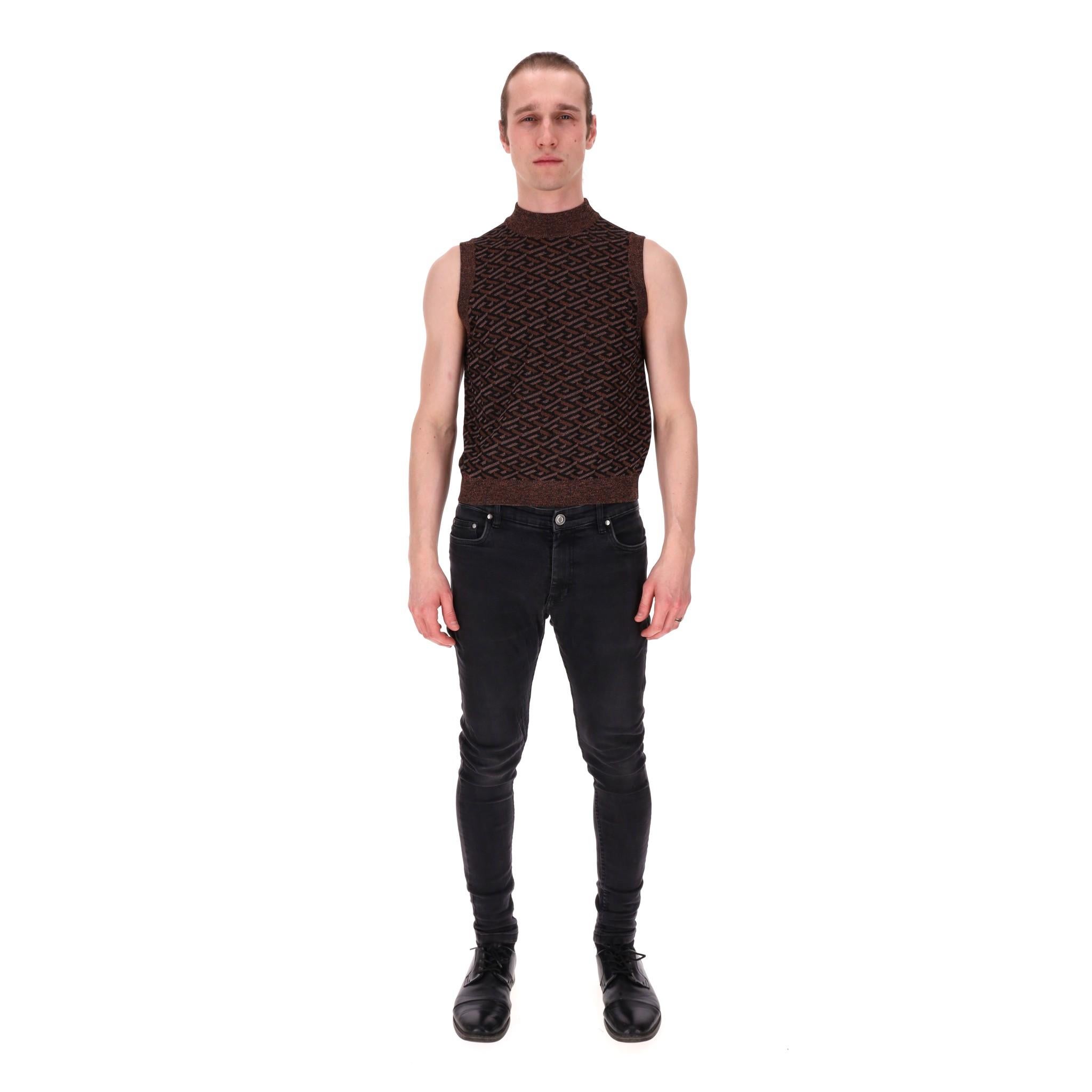 Versace Jacquard Logo Monogram Knitted Vest

Brown vest designed with all-over monogram pattern, woven in beige and metallic gold tones,

Featuring ribbed neck, cuffs and hem

Rrp Approx. £610

Size – M (Label missing but corresponds)

Condition –