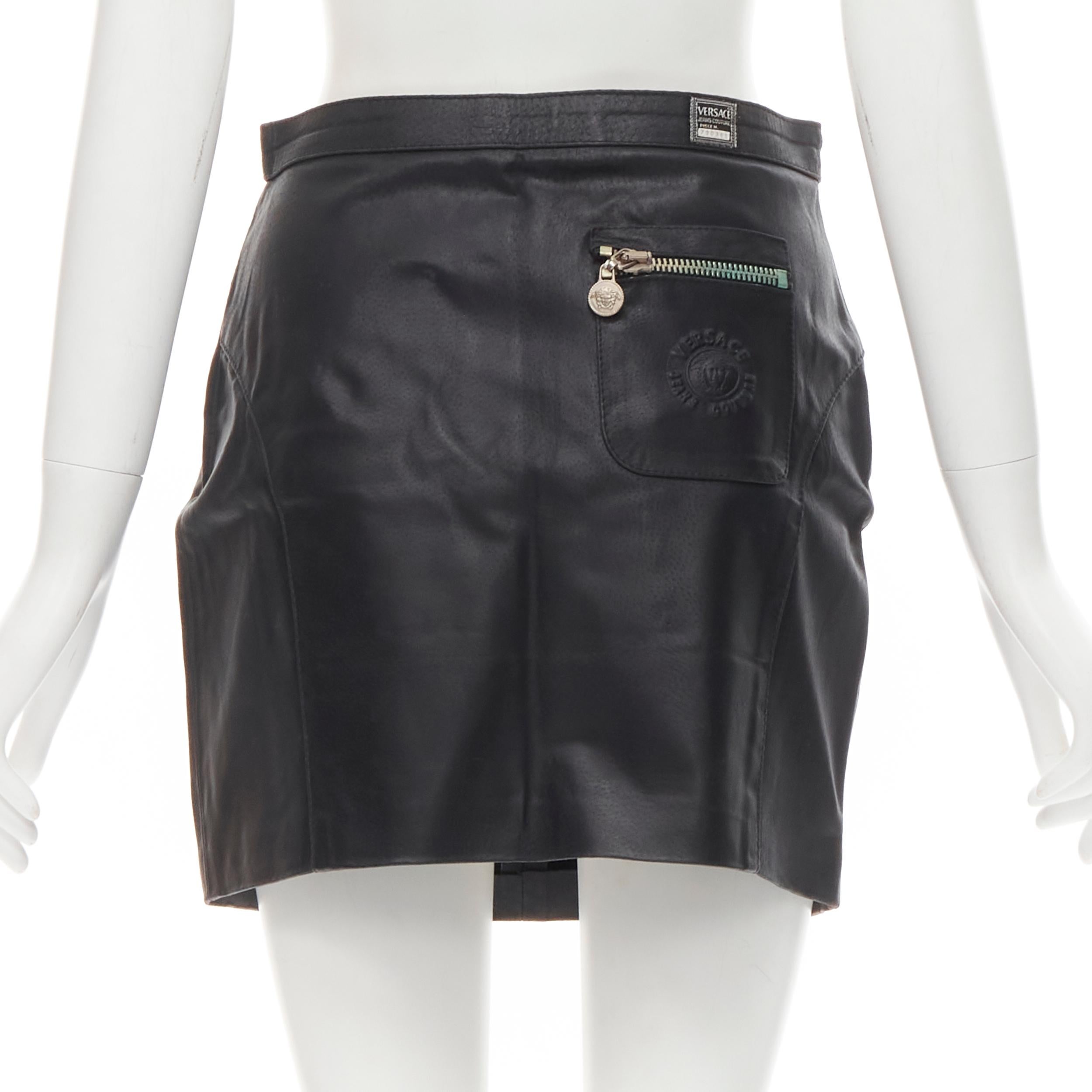 VERSACE JEAN COUTURE Mini-jupe vintage Medusa en cuir noir avec fermeture éclair 28 pouces Pour femmes en vente