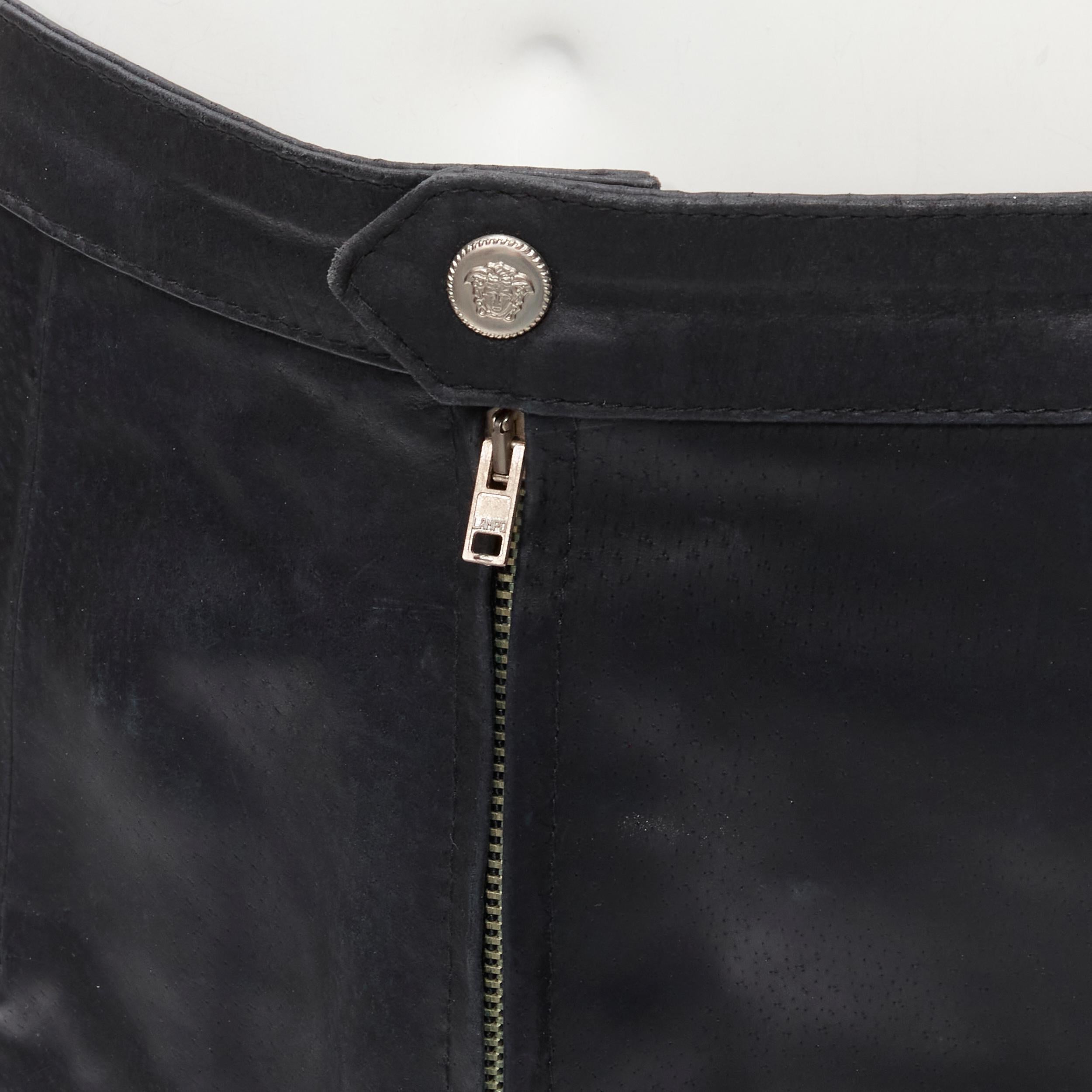 VERSACE JEAN COUTURE Mini-jupe vintage Medusa en cuir noir avec fermeture éclair 28 pouces en vente 2