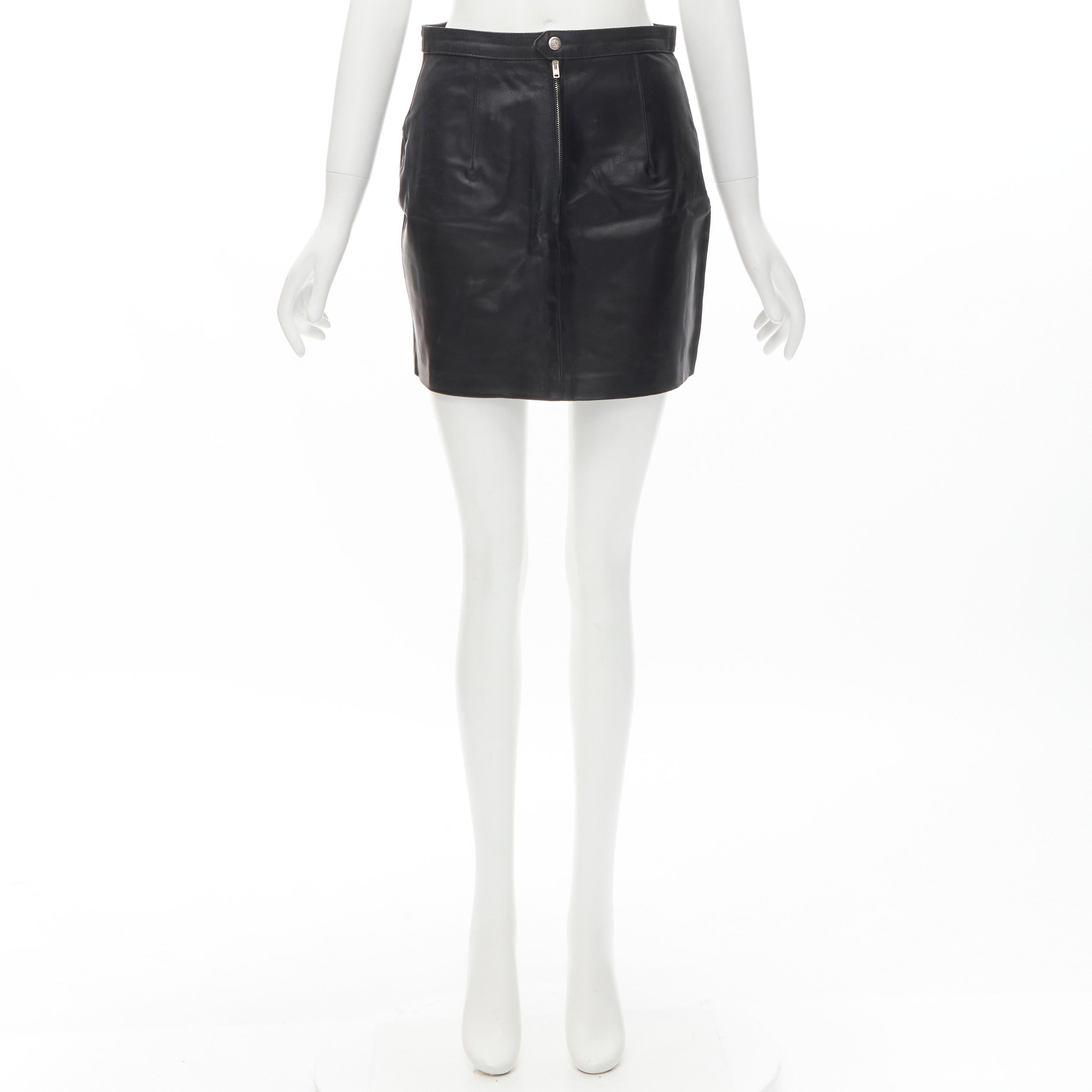 VERSACE JEAN COUTURE Mini-jupe vintage Medusa en cuir noir avec fermeture éclair 28 pouces en vente 4