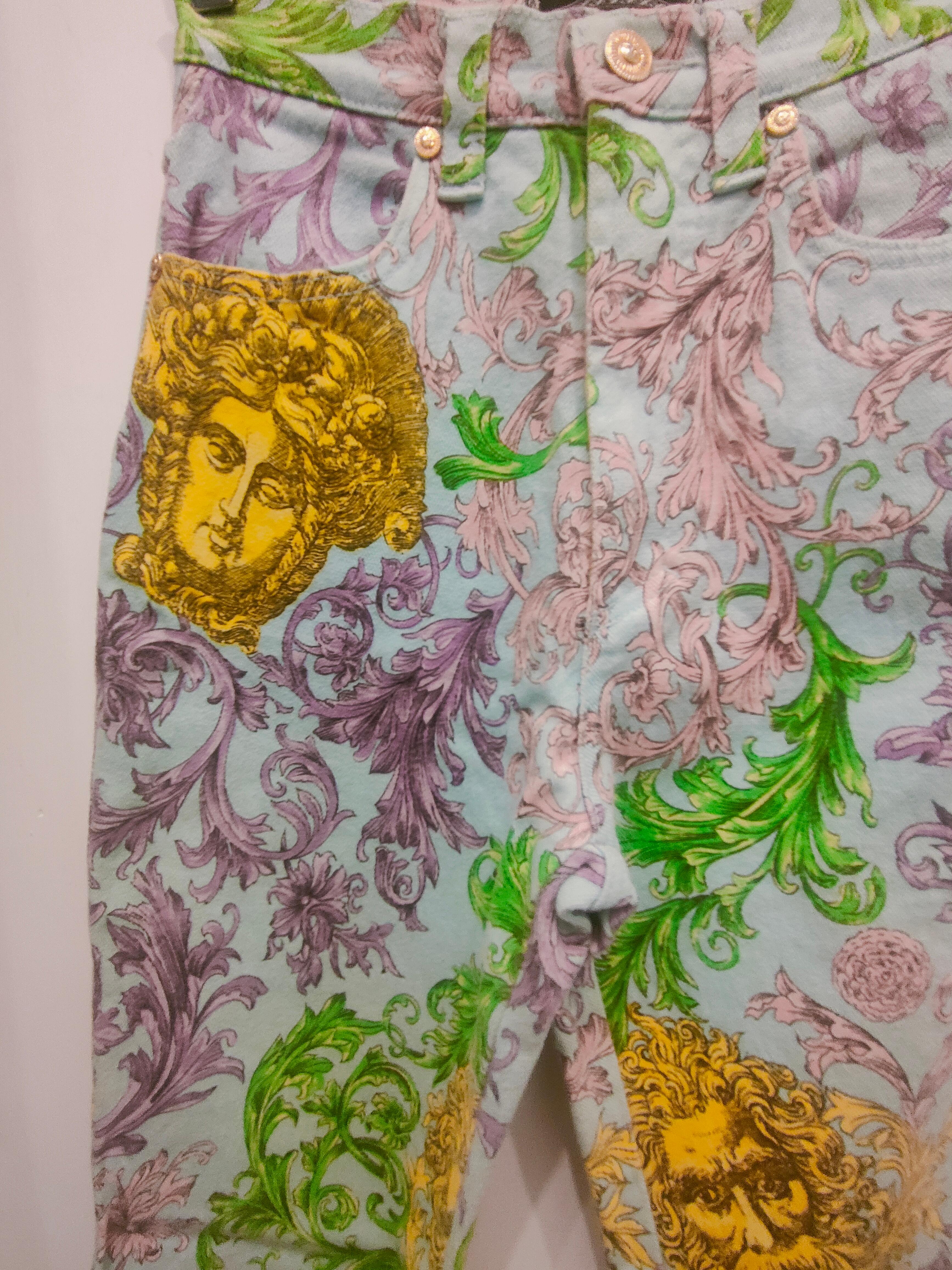 Versace Jeans Vaquero barroco
totalmente made in italy en talla 44 it
medidas: cintura 66 cm, longitud 100 cm
100% algodón