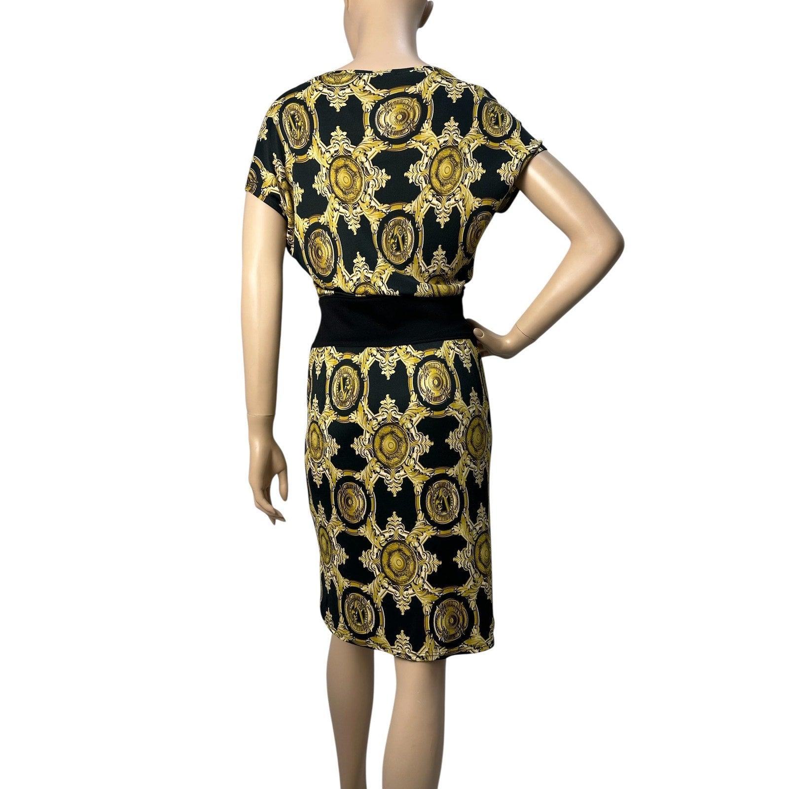 Mit diesem Kleid von Versace Jeans sind Sie stilvoll unterwegs! Dieses auffällige schwarze Kleid ist mit einem auffälligen barocken, goldfarbenen Druck verziert, der eine perfekte Balance zwischen visueller Dramatik und einer klaren Silhouette