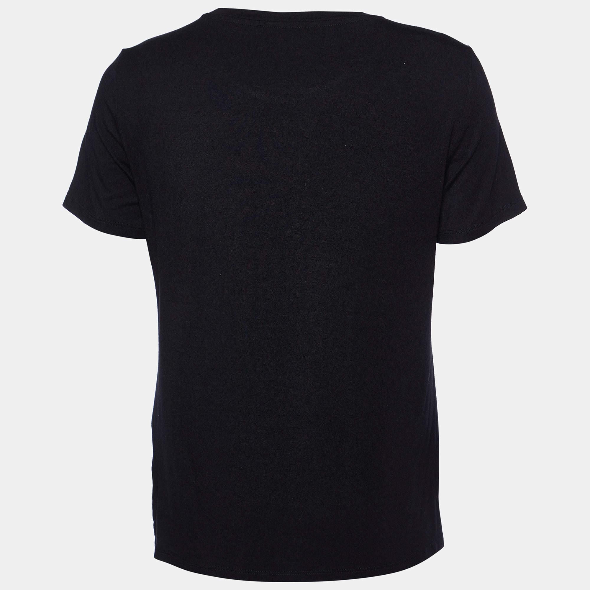 Elevate your everyday style with this meticulously crafted T shirt by Versace Jeans. Impeccable tailoring ensures a perfect fit while the black shade assures easy styling.