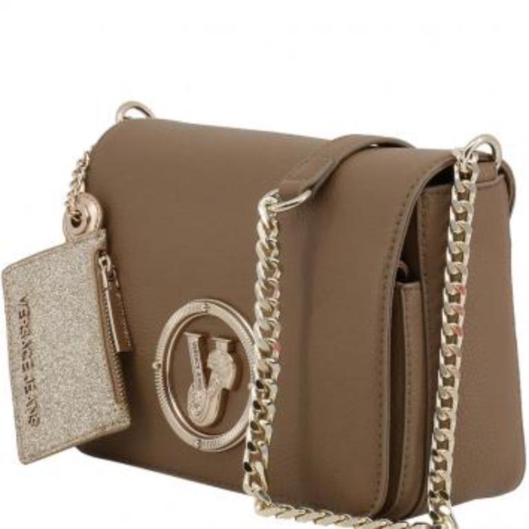 Este bolso Versace Jeans muestra los elegantes atributos de diseño de la marca. Está fabricado en piel en un elegante tono marrón y se completa con un cierre de solapa y una correa para el hombro.