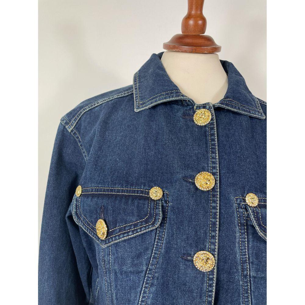 Versace Jeans Cotton Short Vest in Blue

Versace Jeans Signature denim jacket. 
100% cotton with beautiful logoed jewel buttons. 
The last button is missing as you can see from the photos. 
Size indicated S. Shoulders 44 cm, sleeve 54 cm, bust 46