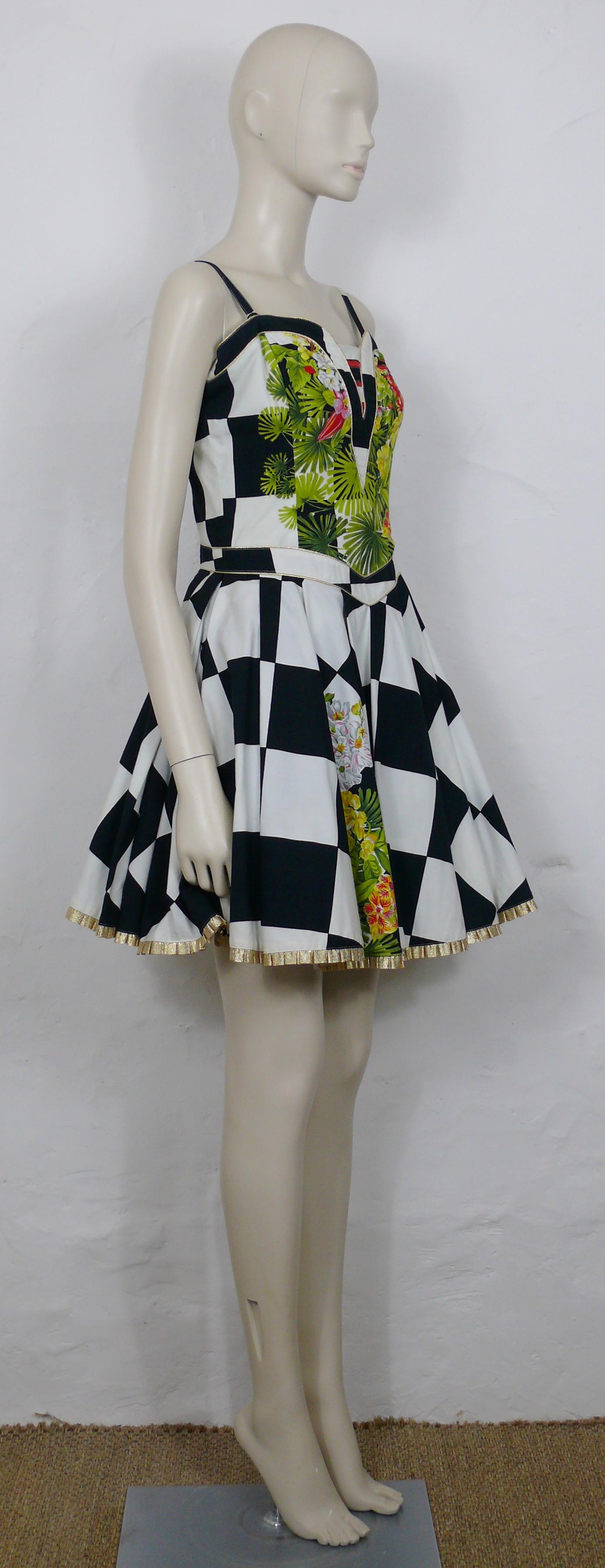 Gris Versace Jeans Couture - Robe imprimée d'échecs et de fleurs tropicales, années 1990 en vente
