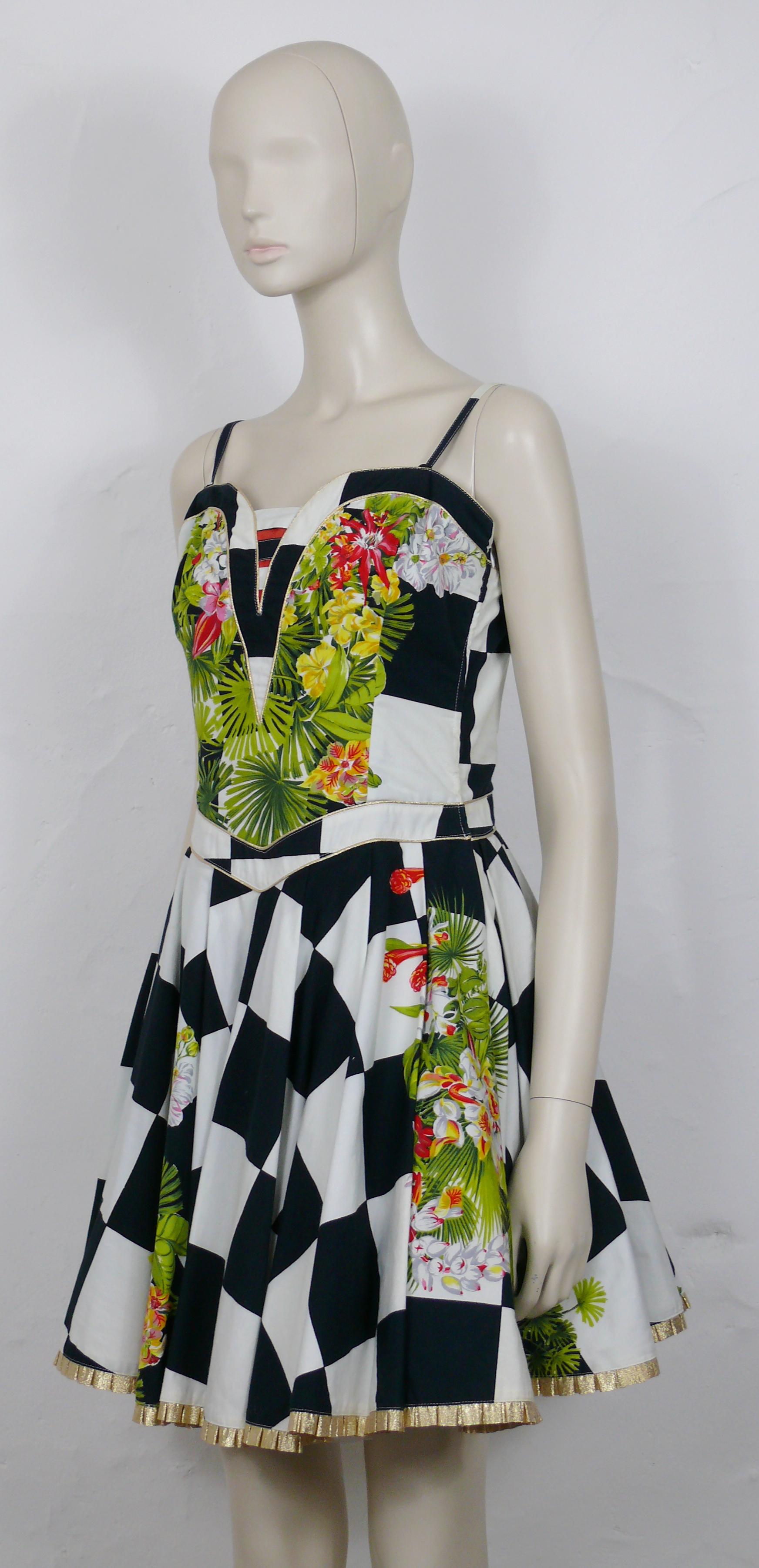 Versace Jeans Couture - Robe imprimée d'échecs et de fleurs tropicales, années 1990 en vente 1