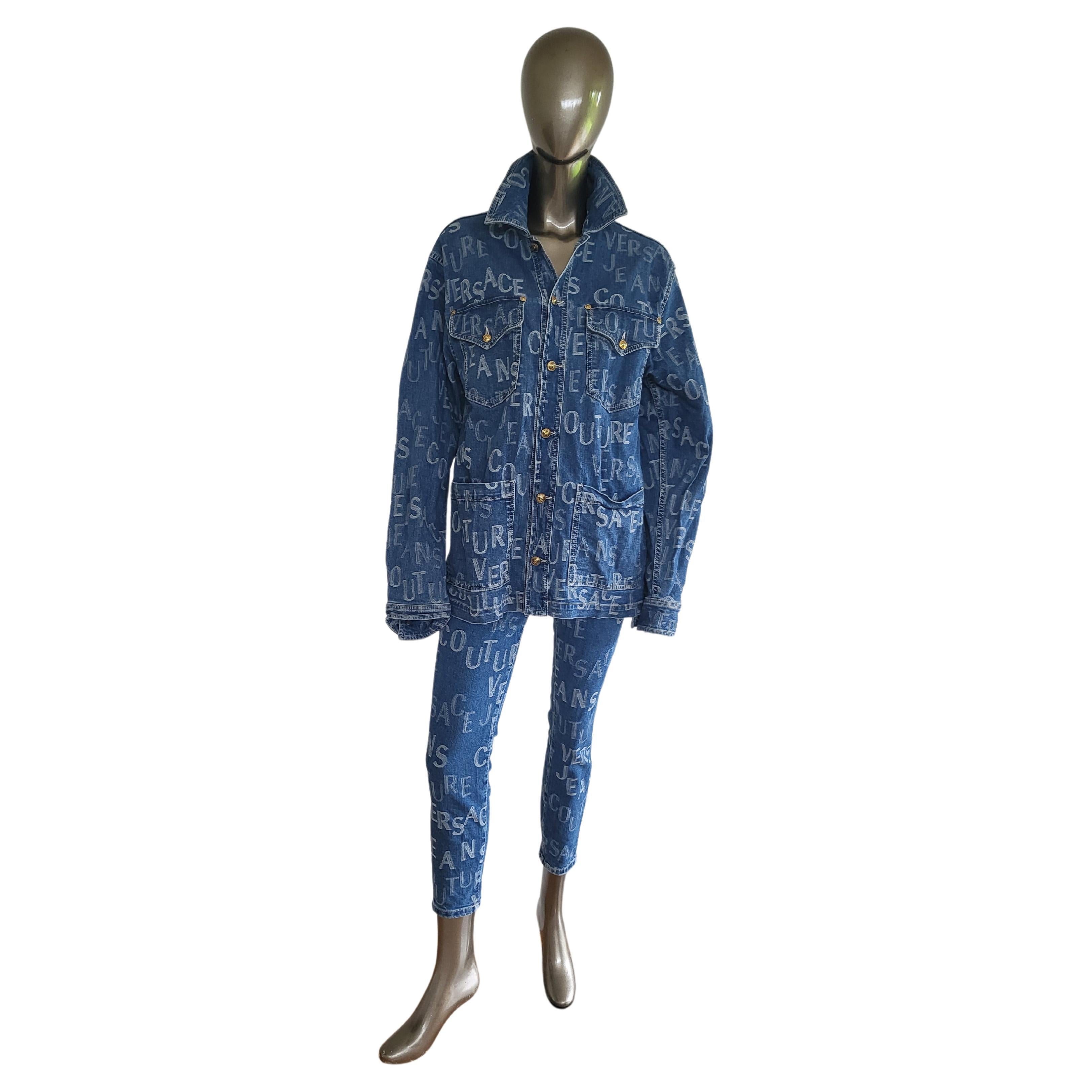 VERSACE Jeans Couture Alphebet Denim Oversized Jacke & Jeans mit Skinny Leg in Übergröße im Angebot
