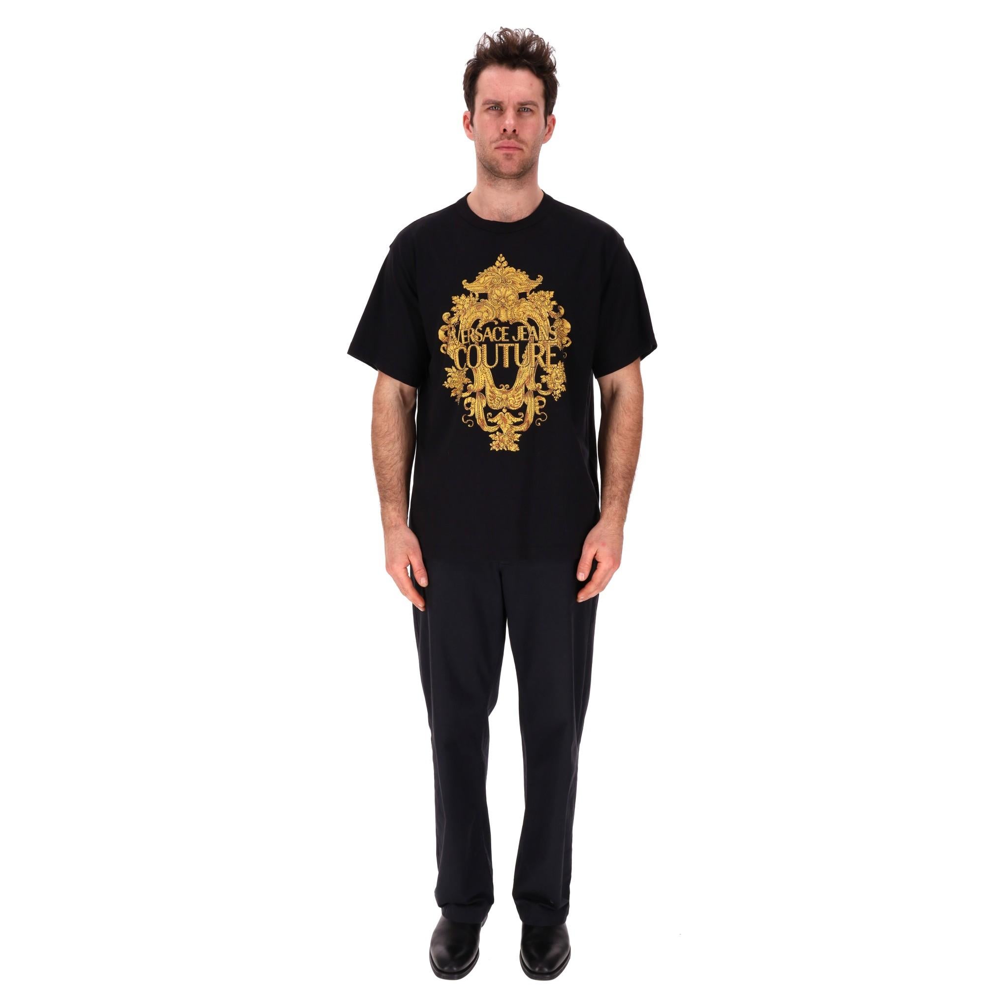 Camiseta con logotipo de algodón y estampado barroco Versace Jeans Couture

Camiseta negra de algodón con estampados barrocos dorados y la firma de Versace en el centro.

Corte normal con mangas cortas y escote redondo. Precio aprox. 700

Talla -