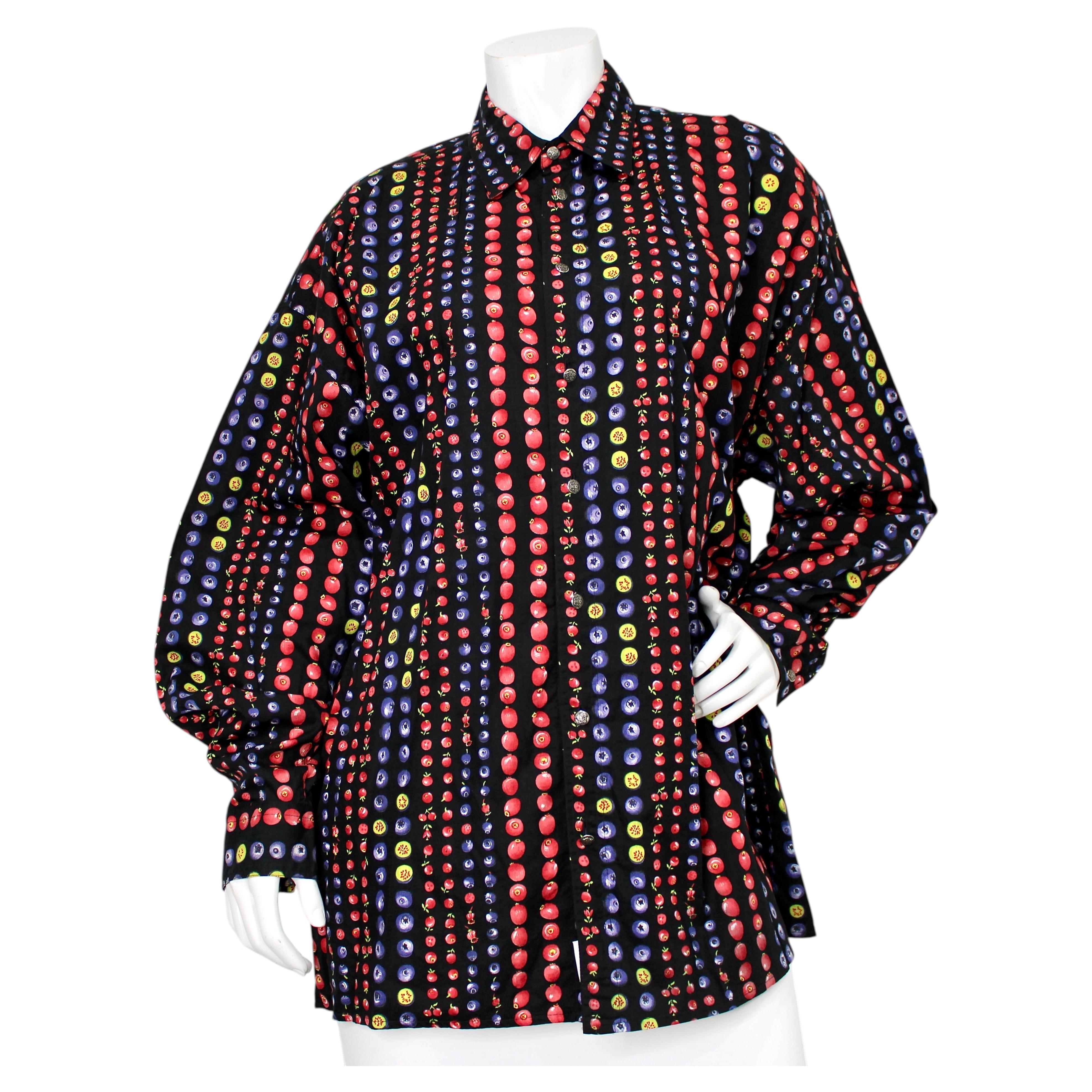 Versace Jeans Couture Langarmhemd mit Knopfleiste und Beerenmuster, ca. 1990er Jahre