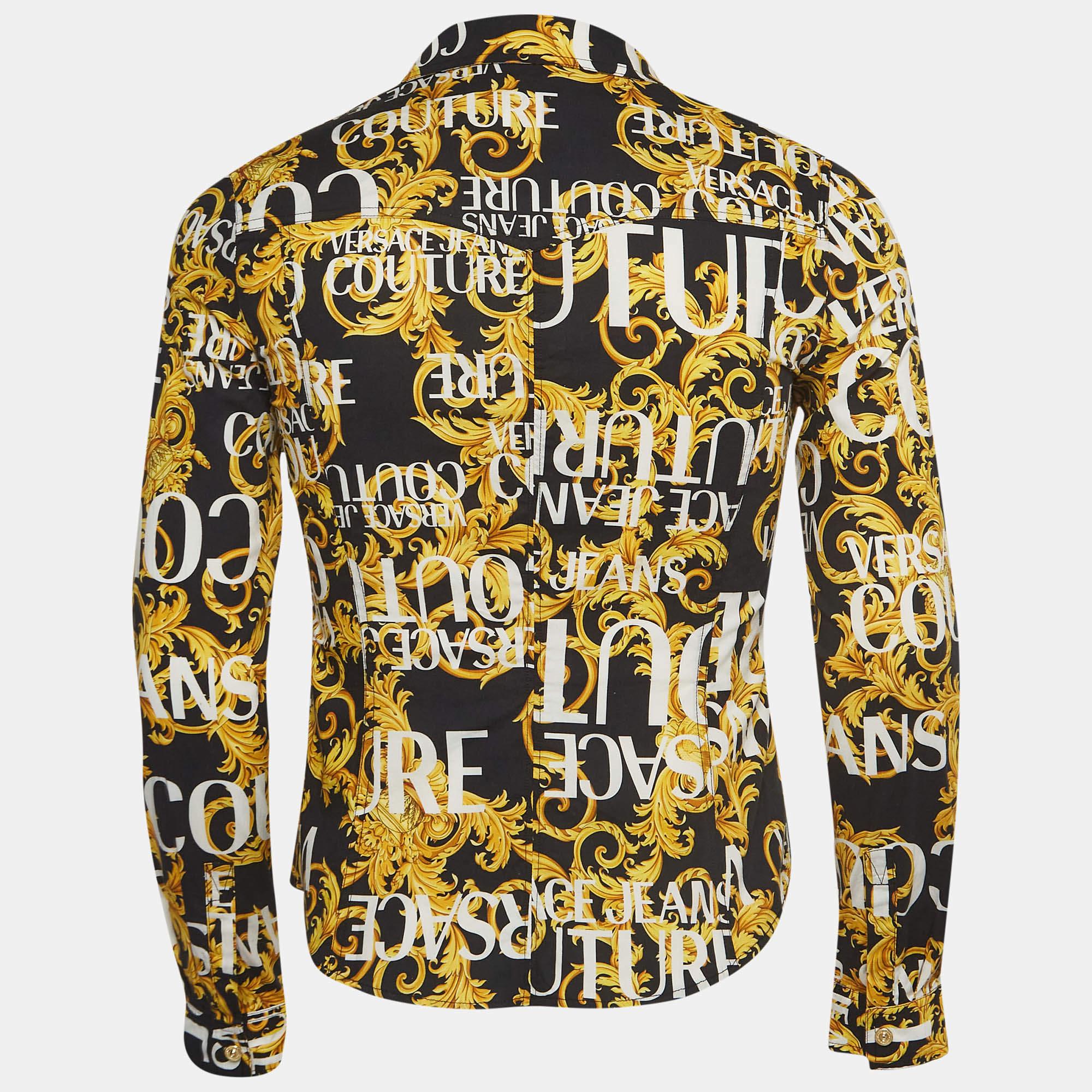 Eleva tu vestuario con esta camisa Versace Jeans Couture, donde el estilo se une a la comodidad. Meticulosamente elaborada, es la fusión perfecta de lujo y funcionalidad, ideal para tu declaración de moda diaria.