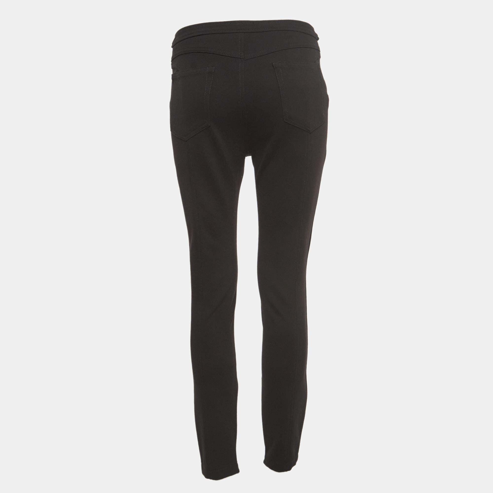 Wie stilvoll und edel diese Hose ist! Die Hose ist aus hochwertigen Stoffen gefertigt und hat eine tolle Passform. Ergänzen Sie sie mit einem schicken Crop-Top.