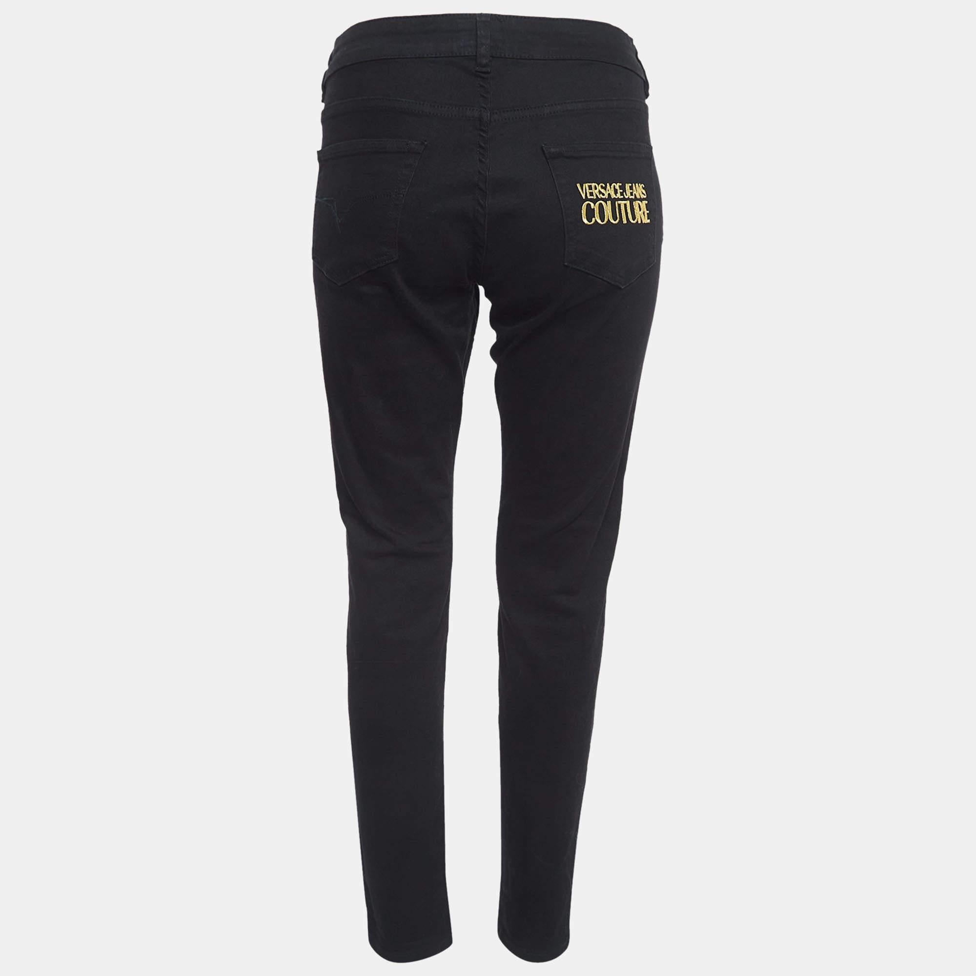 Mit dieser Versace Jeans Couture Jeans sind Sie stilvoll unterwegs. Mit Präzision gefertigt, bieten sie die perfekte Mischung aus Mode und Komfort, was sie zu einem Muss für jeden Kleiderschrank macht.