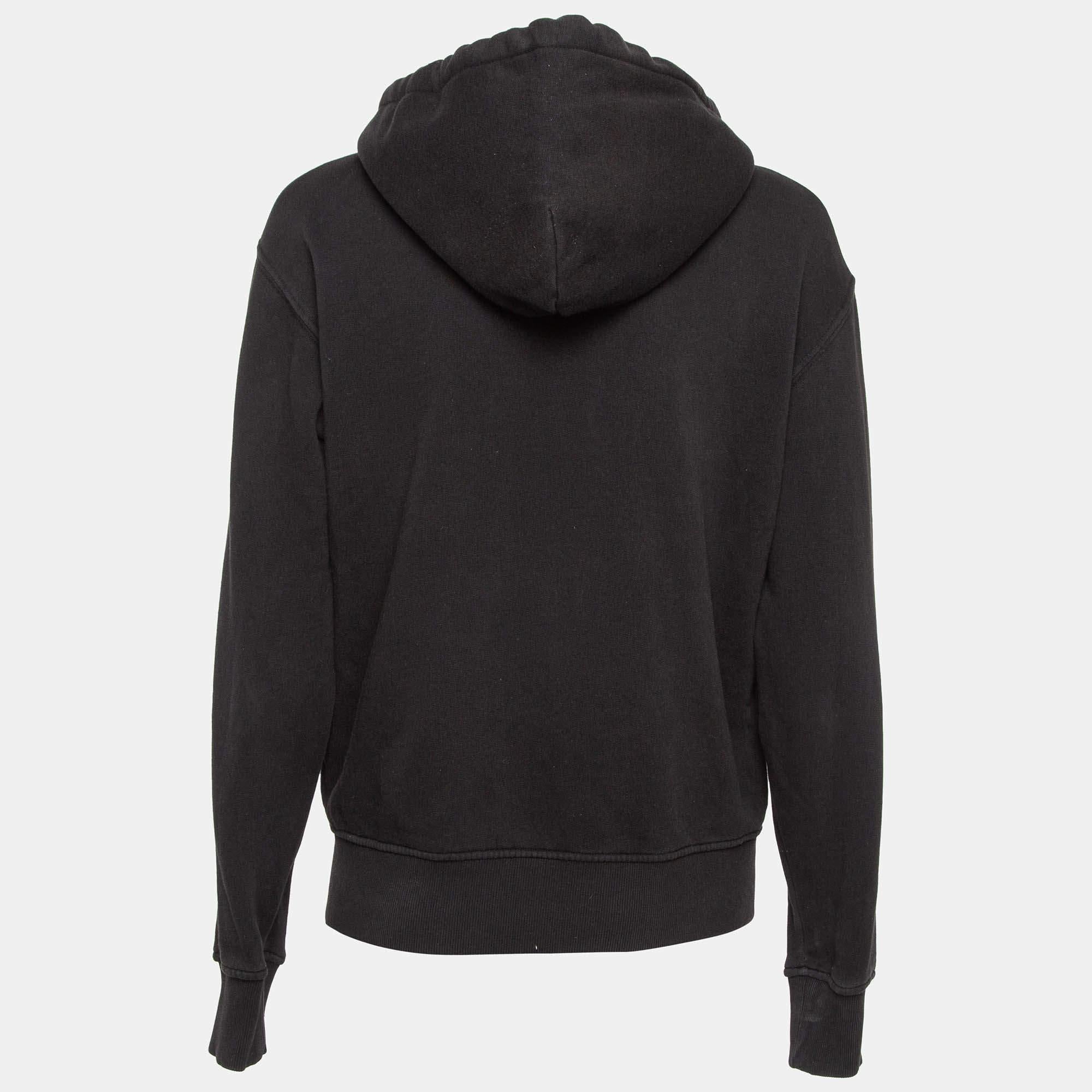 This hoodie is all about sporting a classy and comfy style. It is tailored from soft fabric which is highlighted with signature accents.