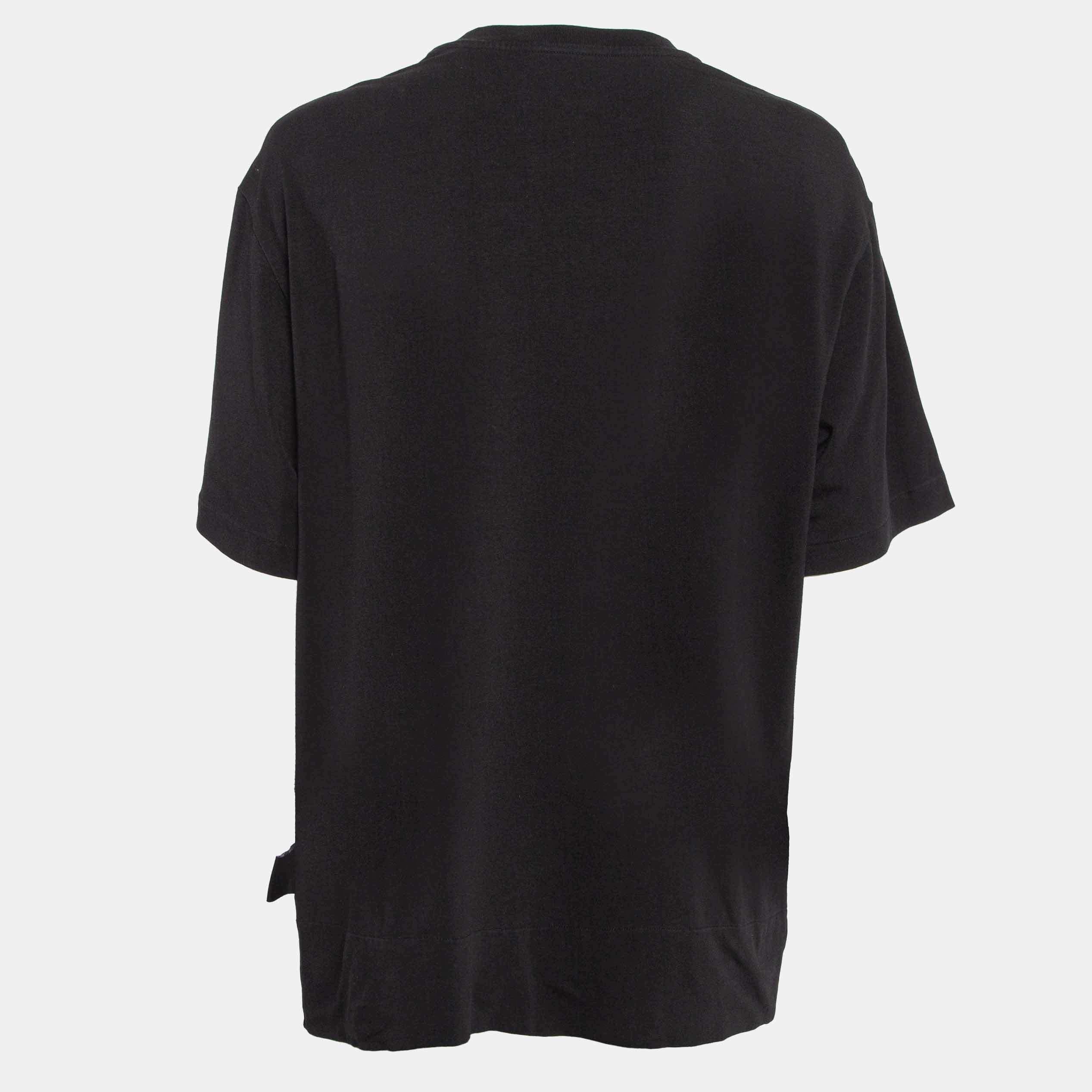 Una combinación perfecta de comodidad, lujo y estilo, esta camiseta de diseño es una prenda imprescindible Fabricada con materiales de calidad, esta creación puede combinarse con pantalones vaqueros y zapatillas deportivas para conseguir un look