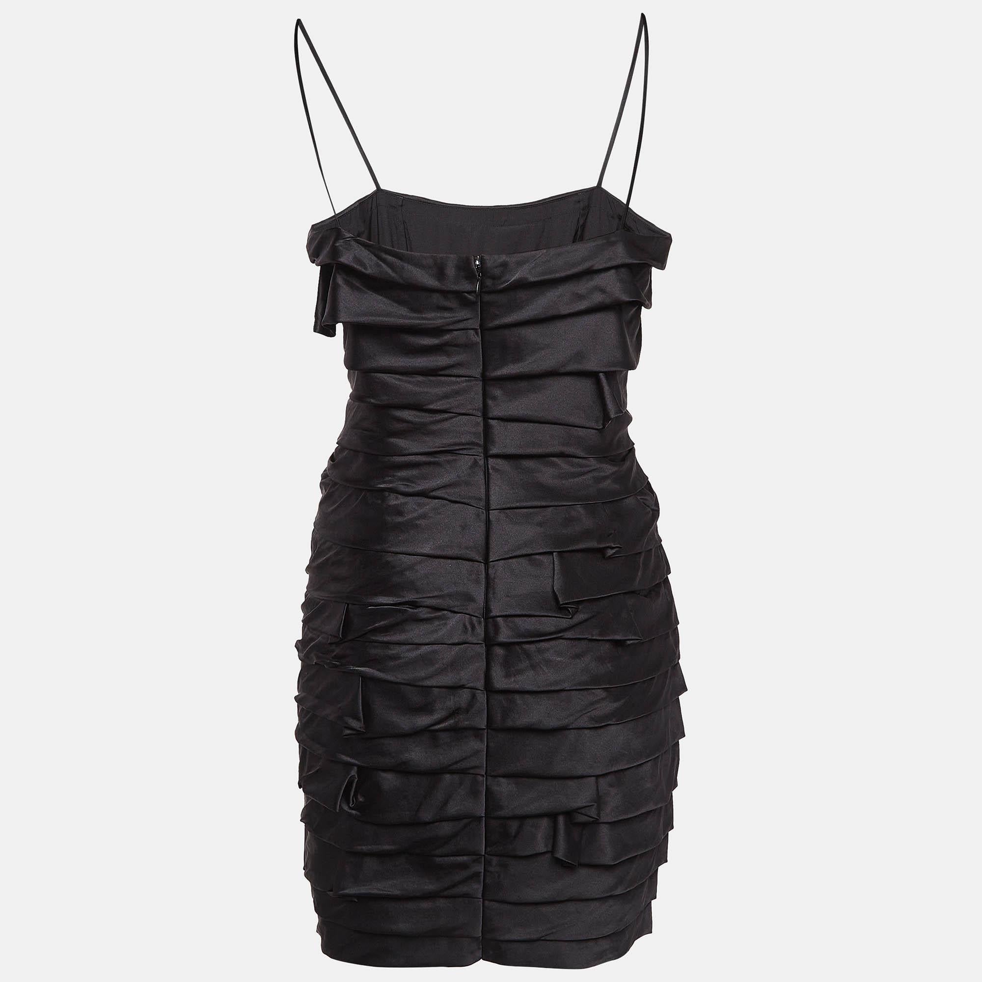 Die feine Kunstfertigkeit und die feminine Silhouette dieses Designerkleides zeugen von der tadellosen Schneiderkunst des Labels. Es ist aus hochwertigen Materialien genäht, hat eine gute Passform und lässt sich gut mit schicken Accessoires wie