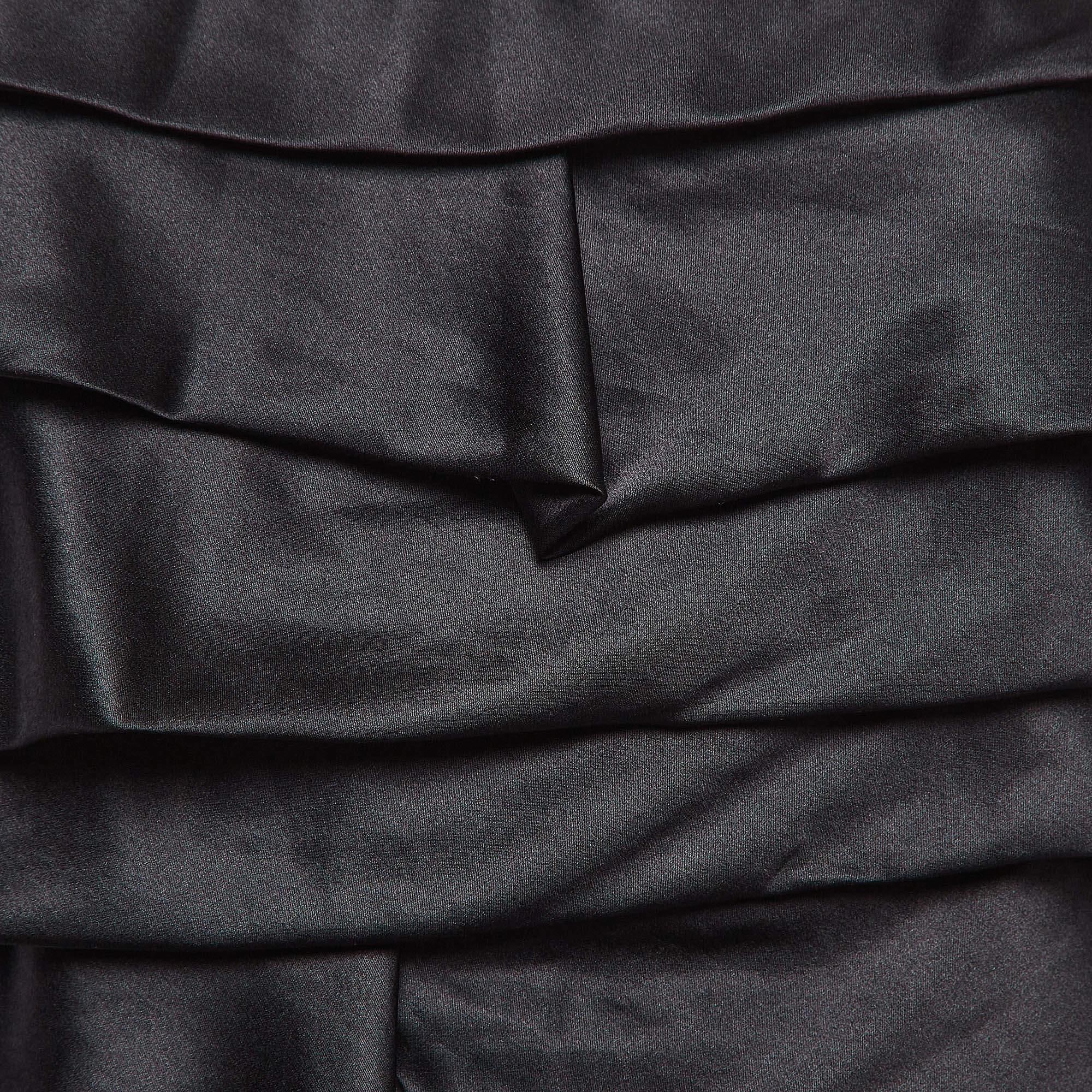 Versace Jeans Couture Schwarzes gerafftes Satin-Minikleid mit Rüschen M im Zustand „Gut“ im Angebot in Dubai, Al Qouz 2