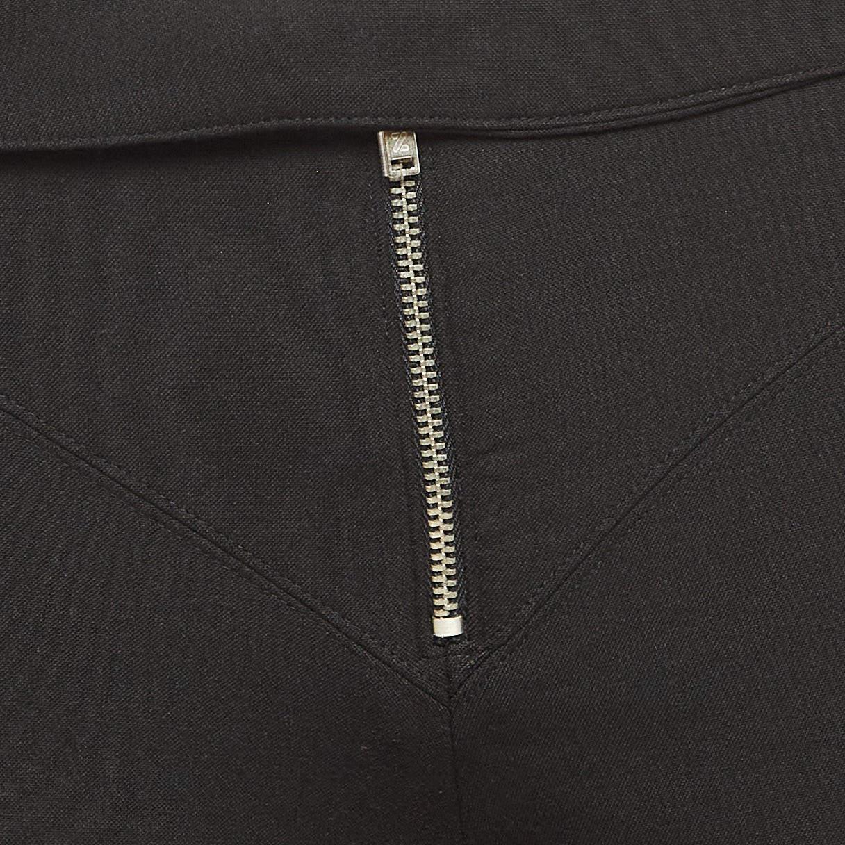 Versace Jeans Couture Schwarze Hose aus Stretch-Krepp mit verzierter Taille S im Zustand „Gut“ im Angebot in Dubai, Al Qouz 2