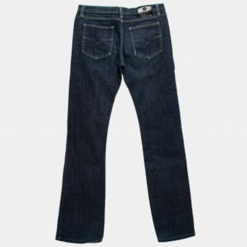 Tu armario nunca puede estar completo sin un buen par de vaqueros como éste. Confeccionado con un tejido cualitativo, este par presenta detalles clásicos, un estilo de cierre fácil y bolsillos. Combínalo con tus blusas o tops informales.