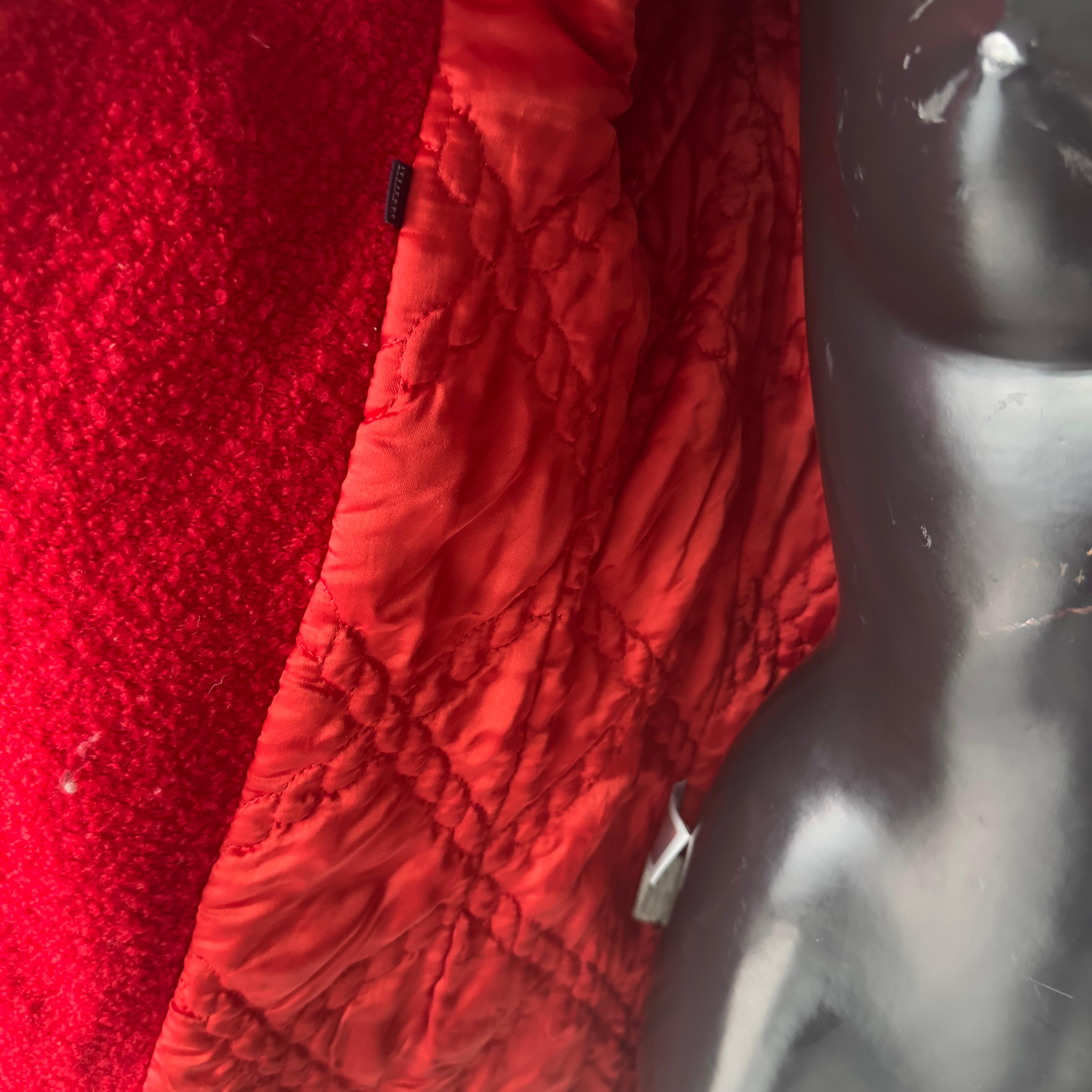 Versace Jeans Couture cappotto rosso in lana vergine con bottoni Medusa anni '90 in vendita 5