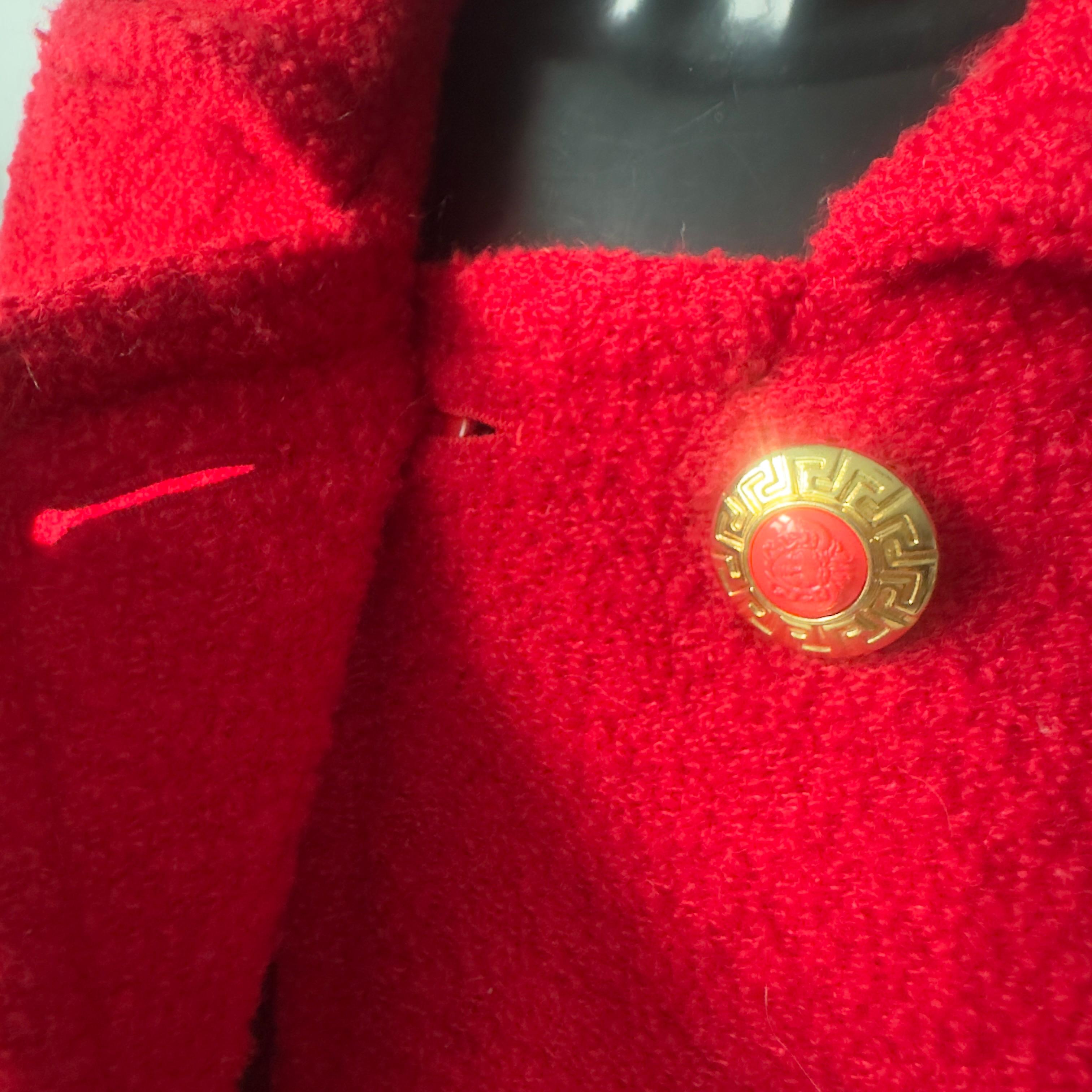 Versace Jeans Couture cappotto rosso in lana vergine con bottoni Medusa anni '90 in vendita 6