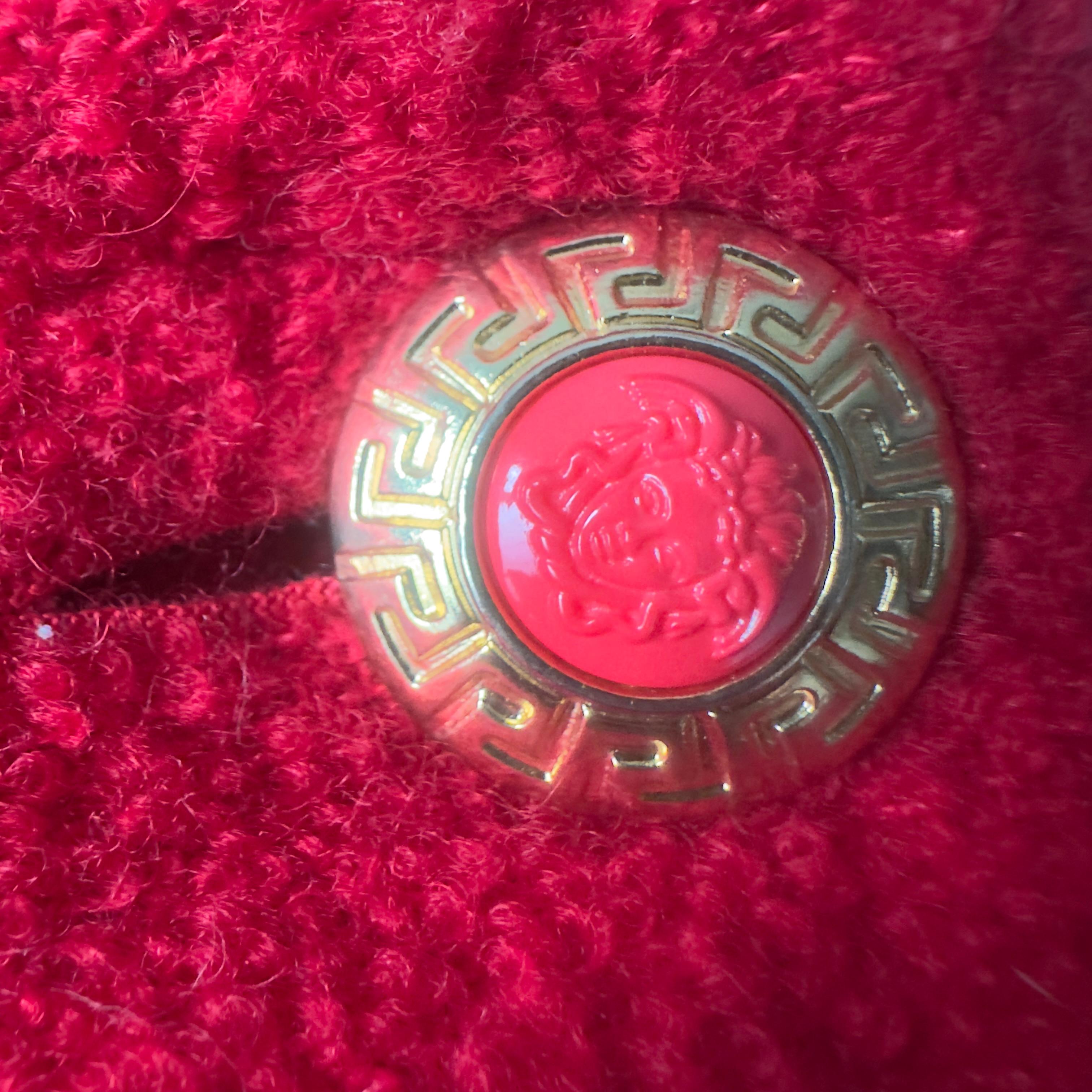 Versace Jeans Couture cappotto rosso in lana vergine con bottoni Medusa anni '90 in vendita 7
