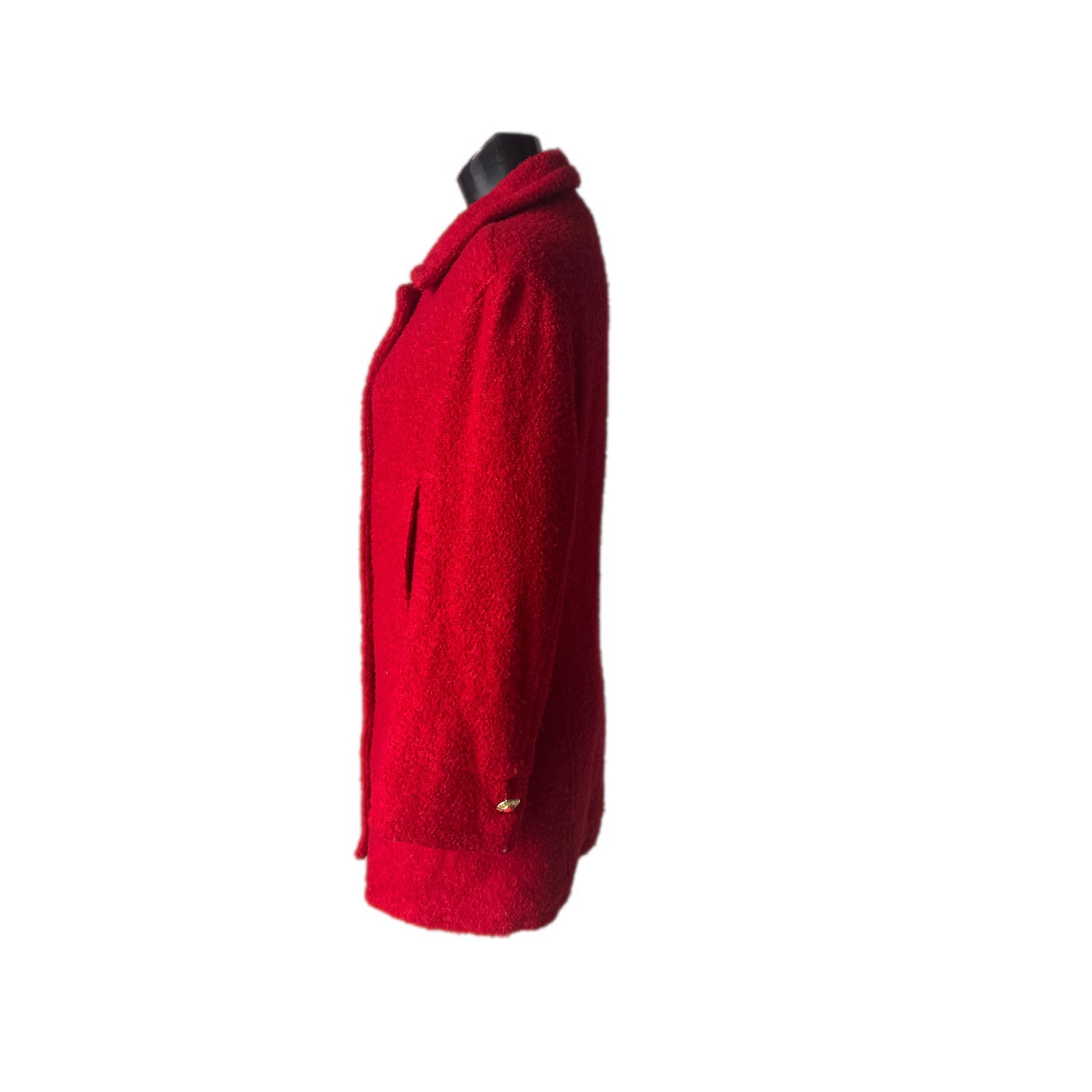 Iconico cappotto Versace Jeans Couture anni ’90, realizzato in Italia, simbolo dell’estetica audace e senza tempo della Maison.
Il modello, in vibrante lana bouclé rossa, presenta un elegante taglio doppiopetto con sei spettacolari bottoni dorati