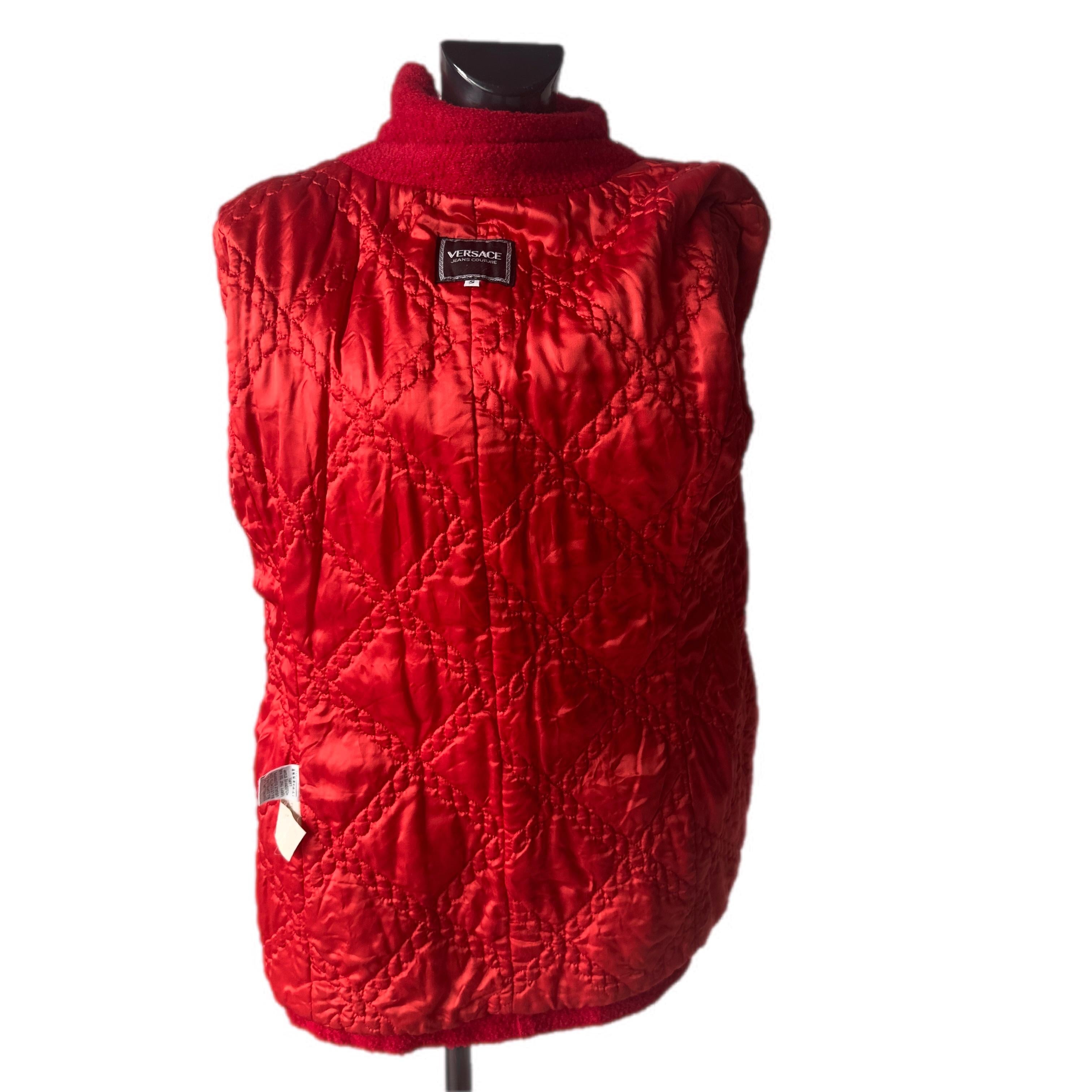 Versace Jeans Couture cappotto rosso in lana vergine con bottoni Medusa anni '90 In condizioni ottime in vendita a Basaluzzo, IT