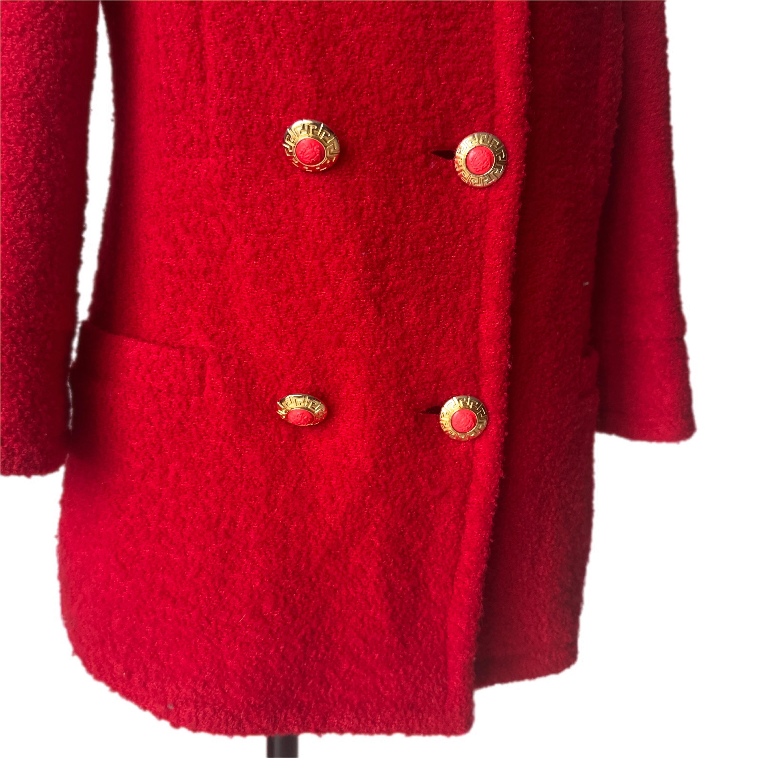 Versace Jeans Couture cappotto rosso in lana vergine con bottoni Medusa anni '90 in vendita 1
