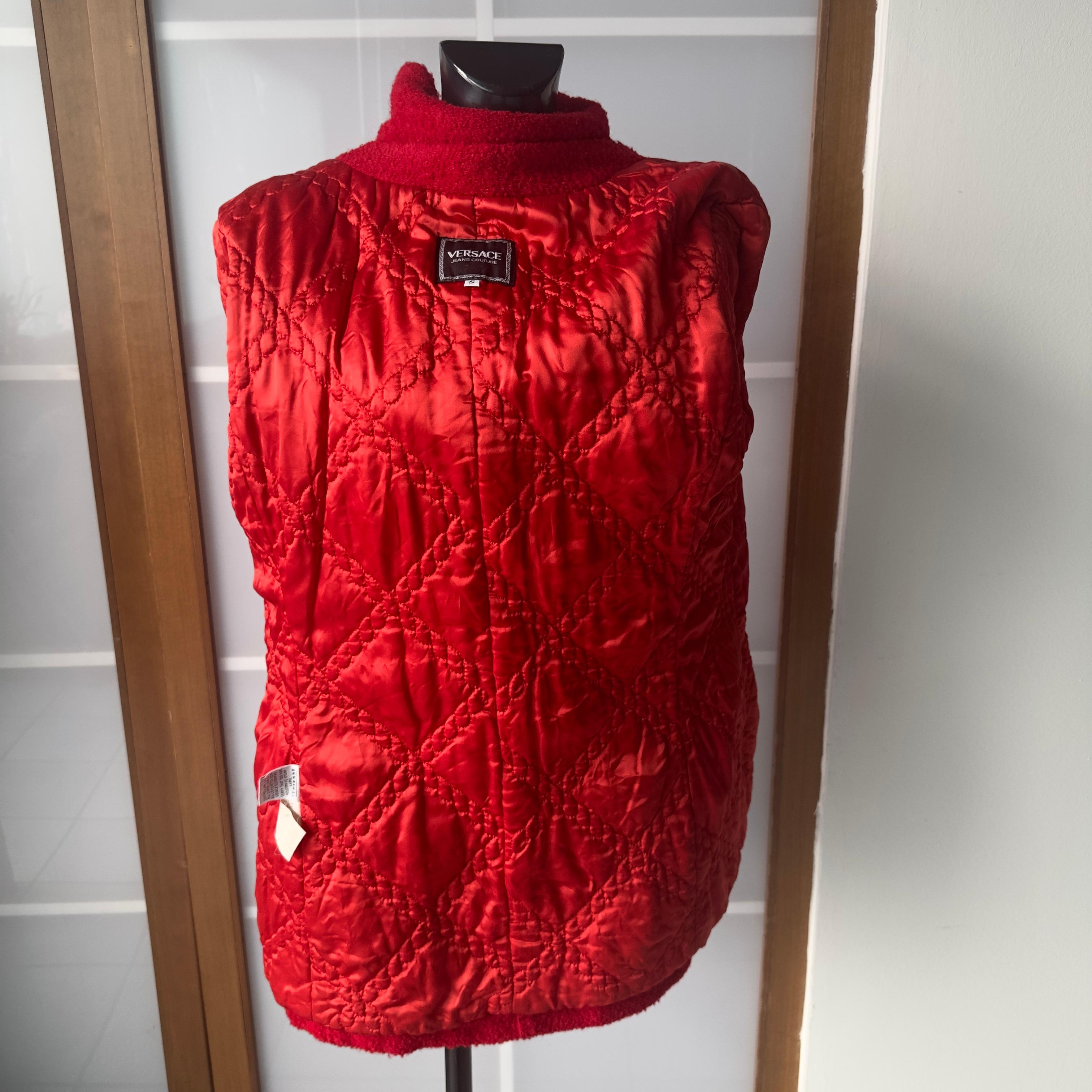 Versace Jeans Couture cappotto rosso in lana vergine con bottoni Medusa anni '90 in vendita 4