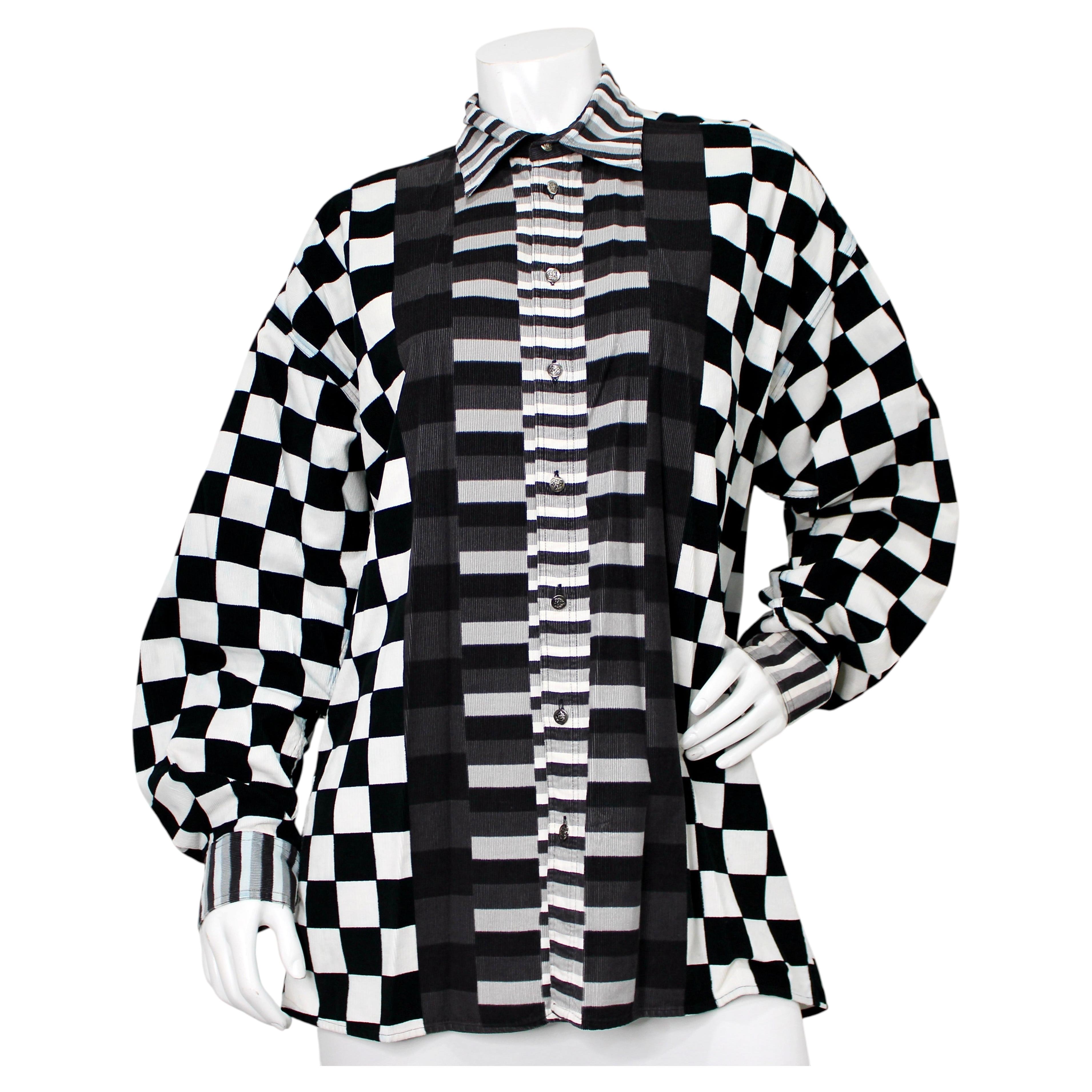 Chemise boutonnée en velours côtelé à imprimé géométrique Versace Jeans Couture, vers les années 1990 en vente