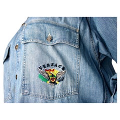 Chemise en denim brodée à manches longues et boutons « Versace Jeans Couture », datant des années 1990 environ