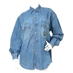 Chemise en denim brodée à manches longues et boutons « Versace Jeans Couture », datant des années 1990 environ