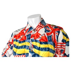 Chemise en coton à boutons Versace Jeans Couture, imprimé drapeau, datant des années 1990 CIRCA
