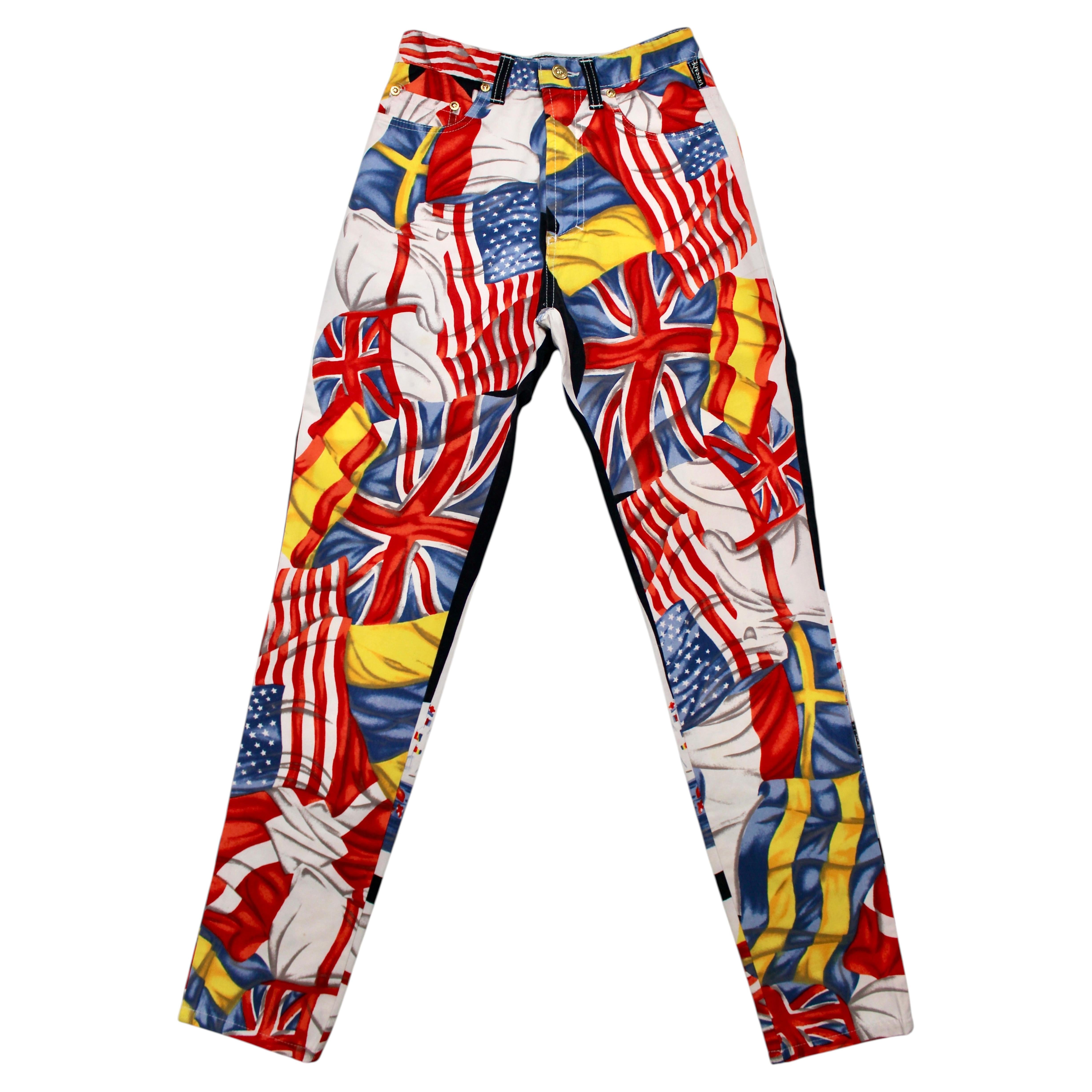 Pantalones de algodón con estampado de banderas de Versace Jeans Couture, de alrededor de los años 90