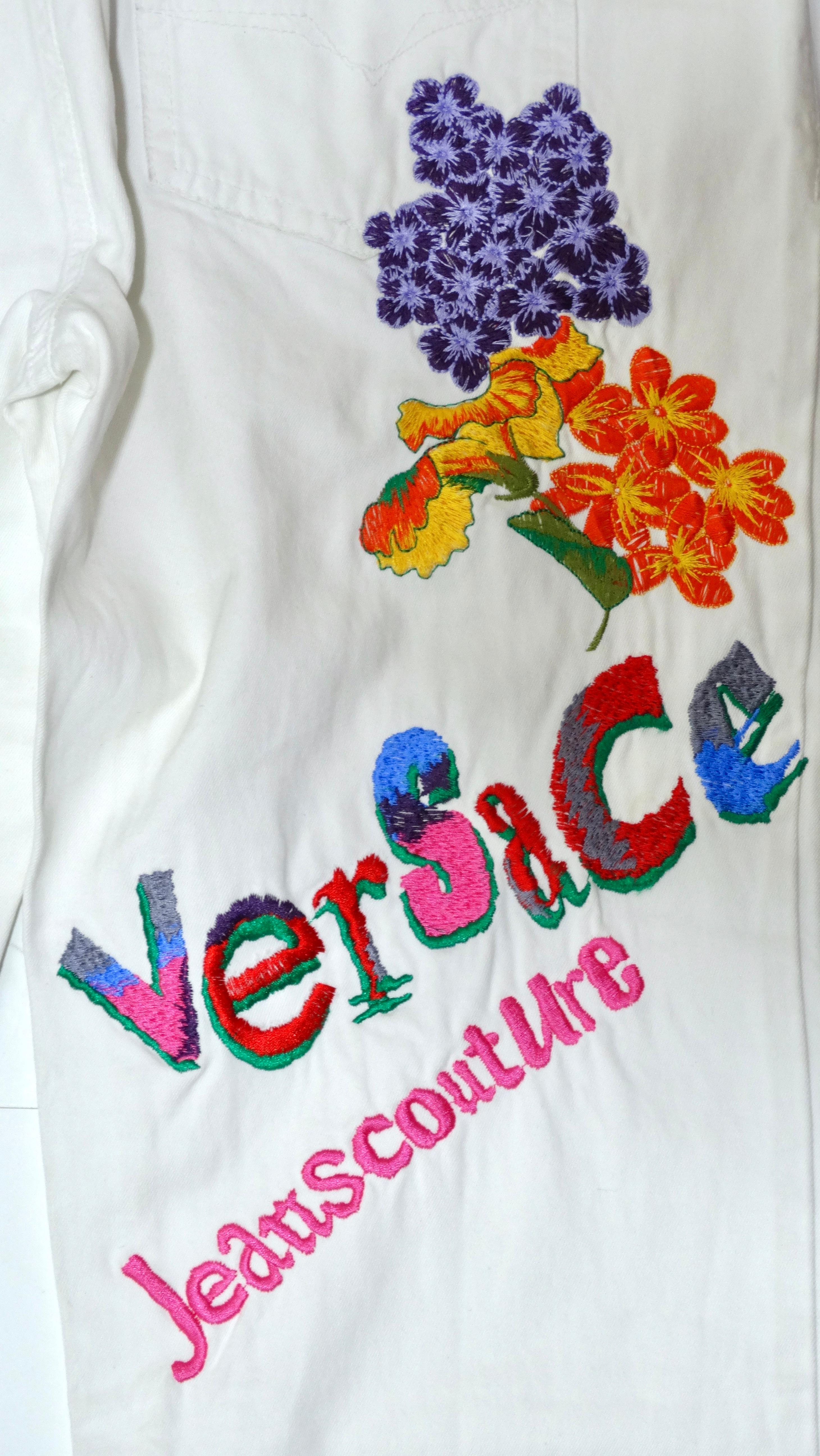 Versace Jeans Couture - Jean brodé de fleurs en vente 1