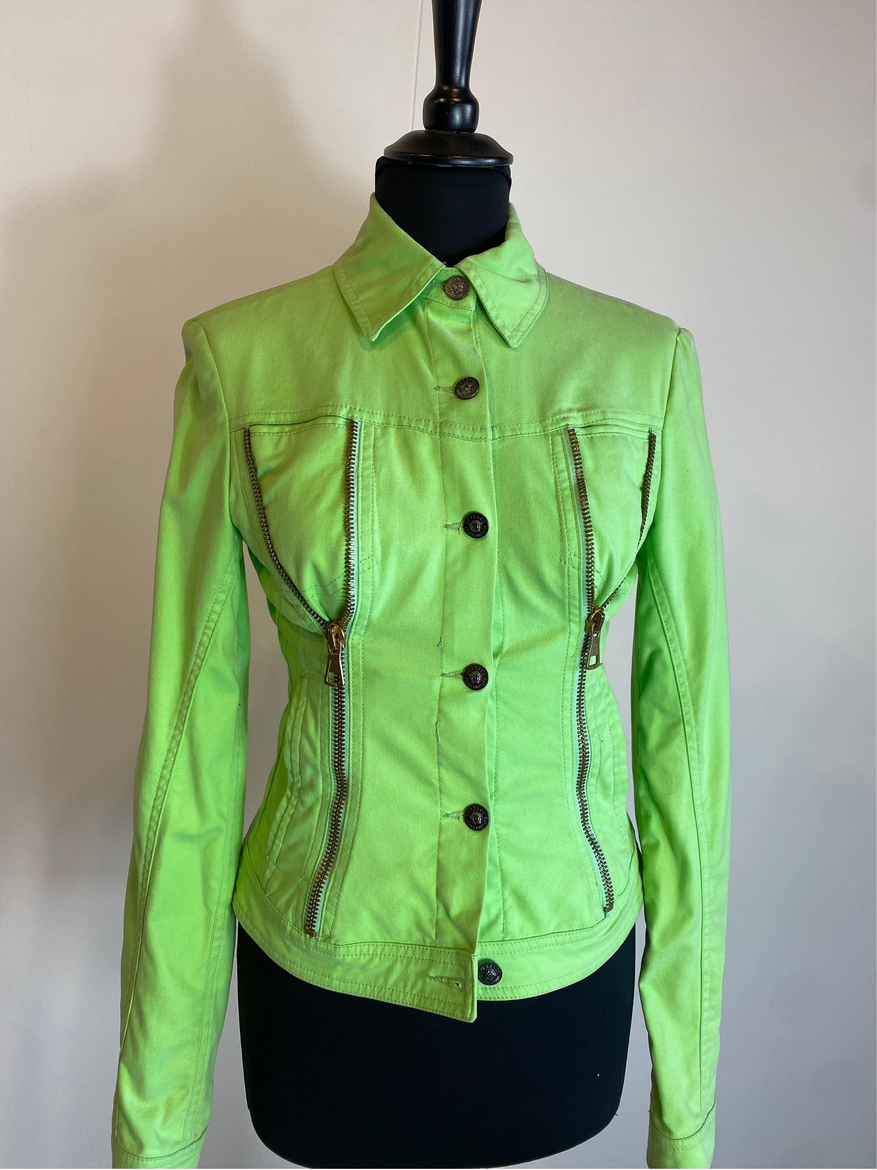 Versace Jeans Couture jacket.
Composition label missing but we think it is lime green cotton.
Size XS.
Shoulders 40 cm
Bust 40 cm
Length 59 cm
Sleeve 66 cm
Good general condition, shows signs of normal use.
