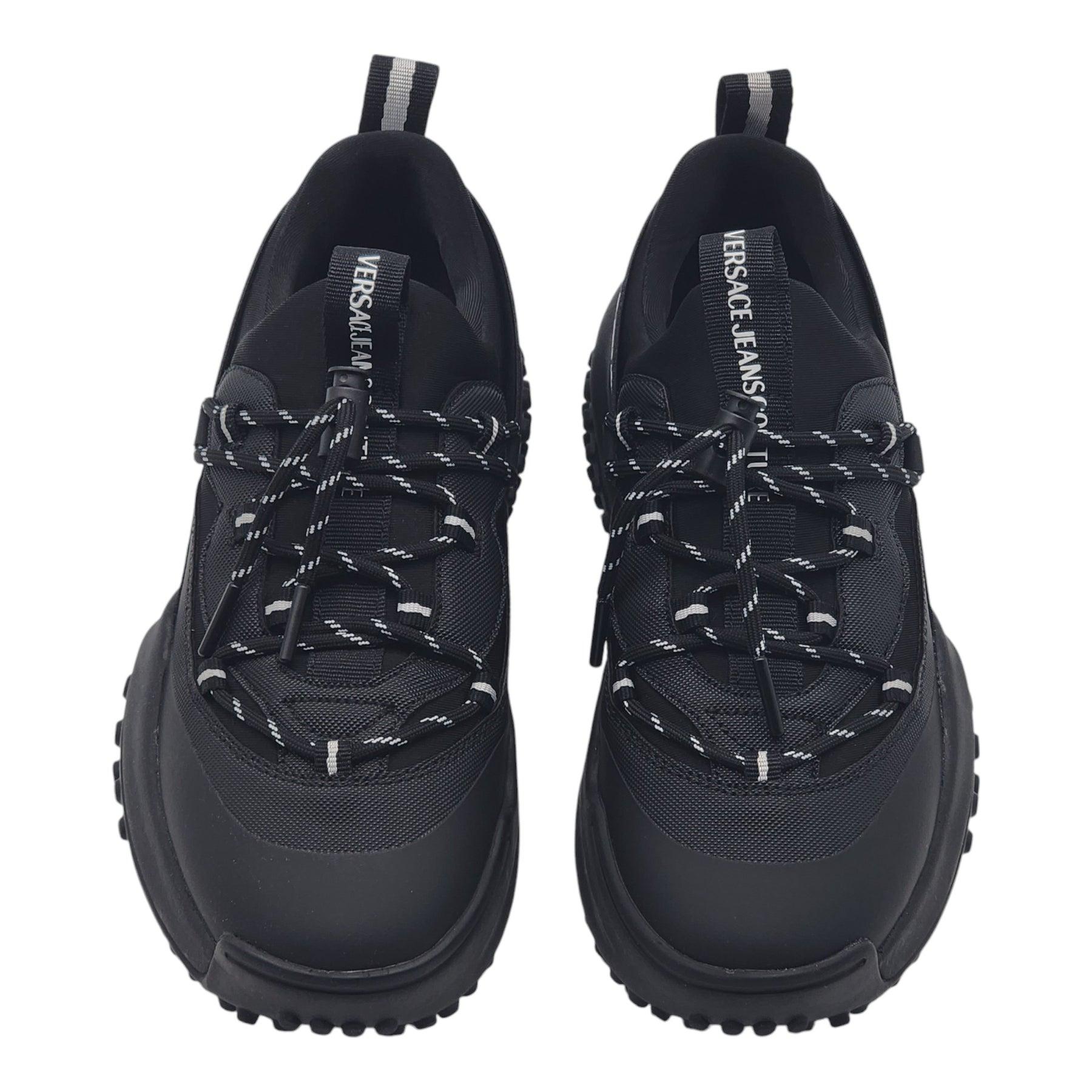 Versace Jeans Couture Black Sneakers. 

Informazioni aggiuntive:
Punti di forza: Design a pannelli, chiusura frontale con alamari, doppia linguetta all'apertura, dettagli con nastro con logo, punta a contrasto, punta rotonda, soletta con marchio,