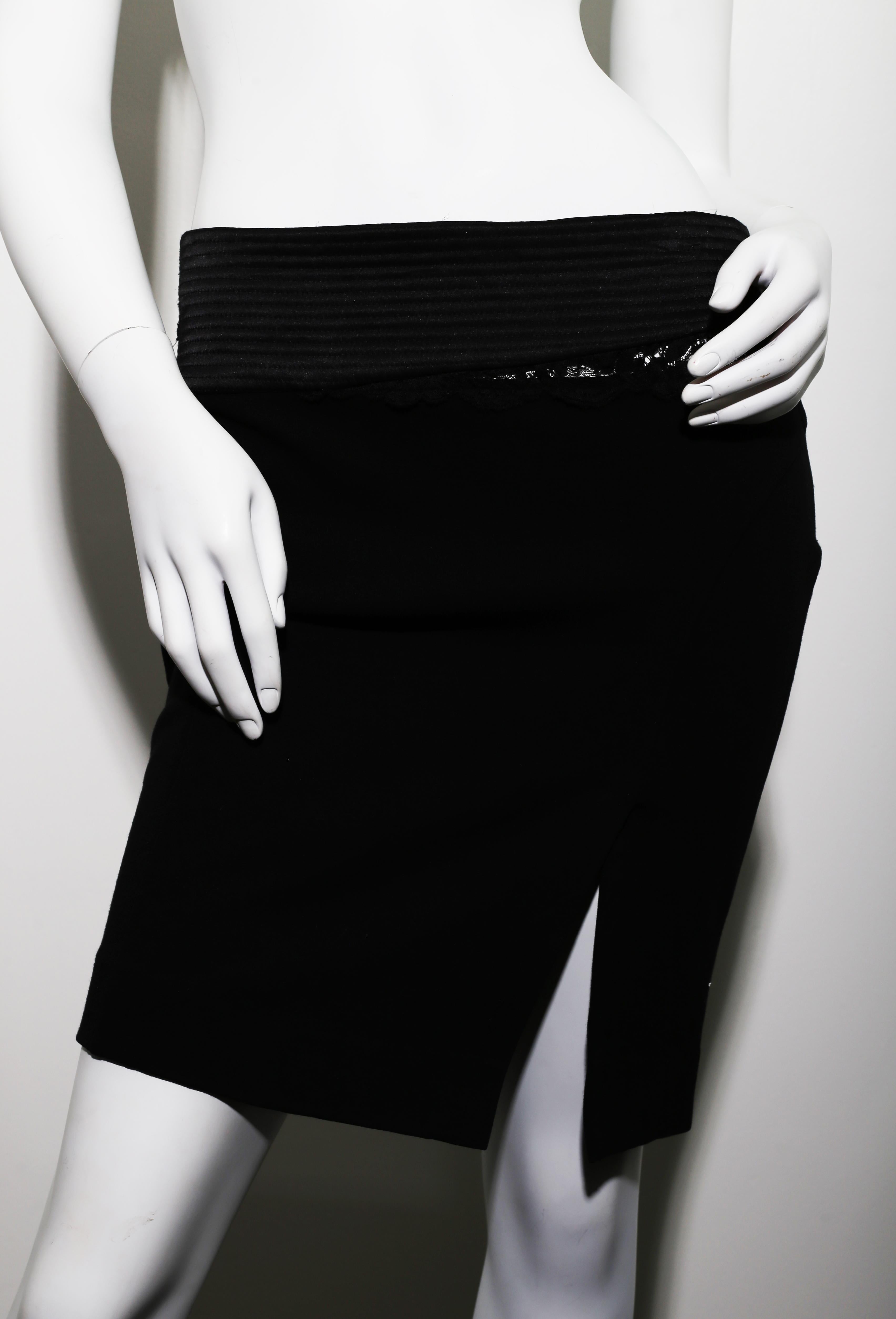 Versace Jeans Couture Mini-jupe noire en dentelle et strech.  
Ce site  cette jupe sensuelle épousera parfaitement les courbes de votre corps.  
Matière : viscose, polyamide, spandex
Taille Medium (IT 42)

Commandes bienvenues !  toutes les