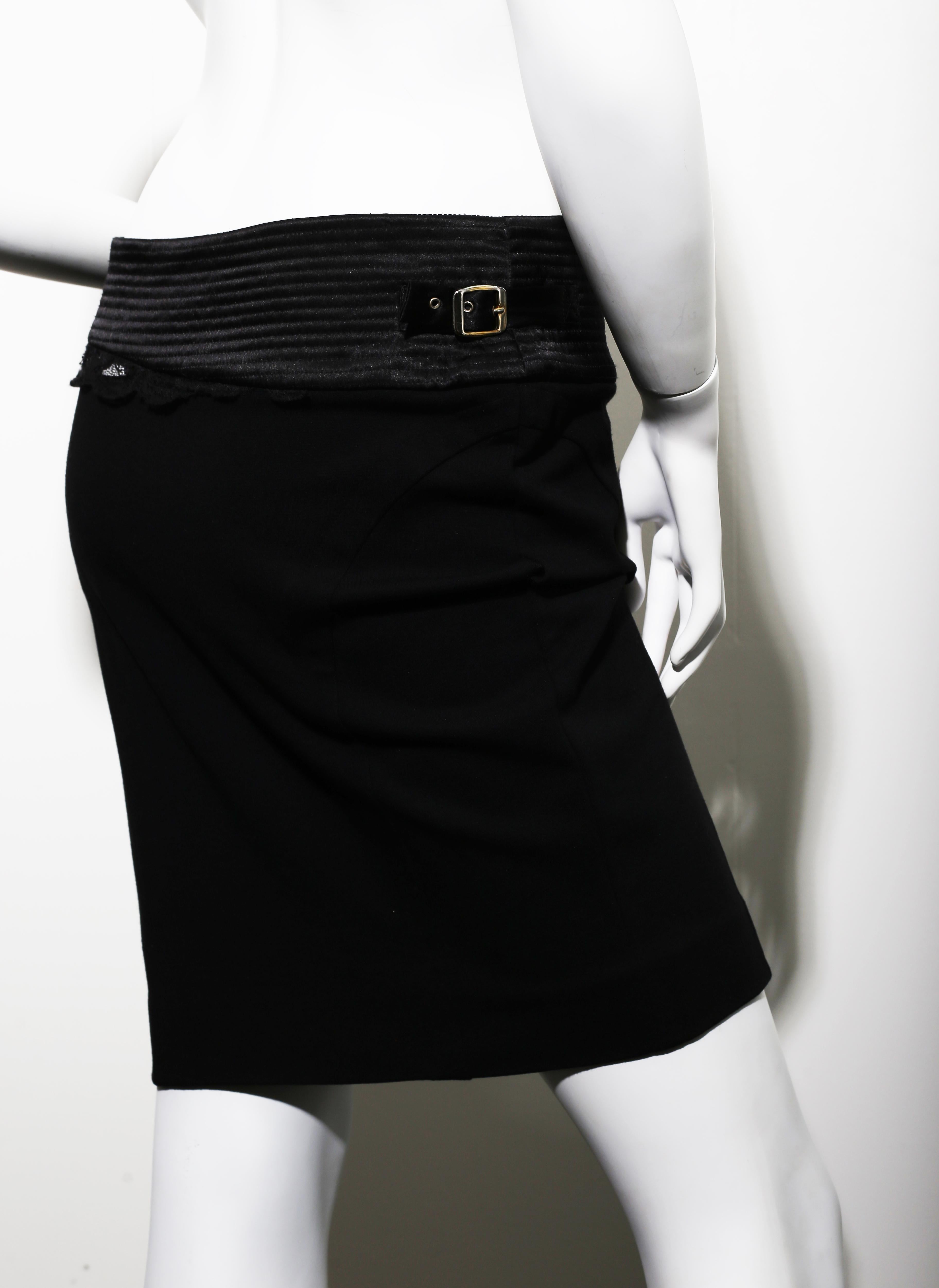 Noir Versace Jeans Couture - Mini-jupe noire en dentelle et rayures en dentelle en vente