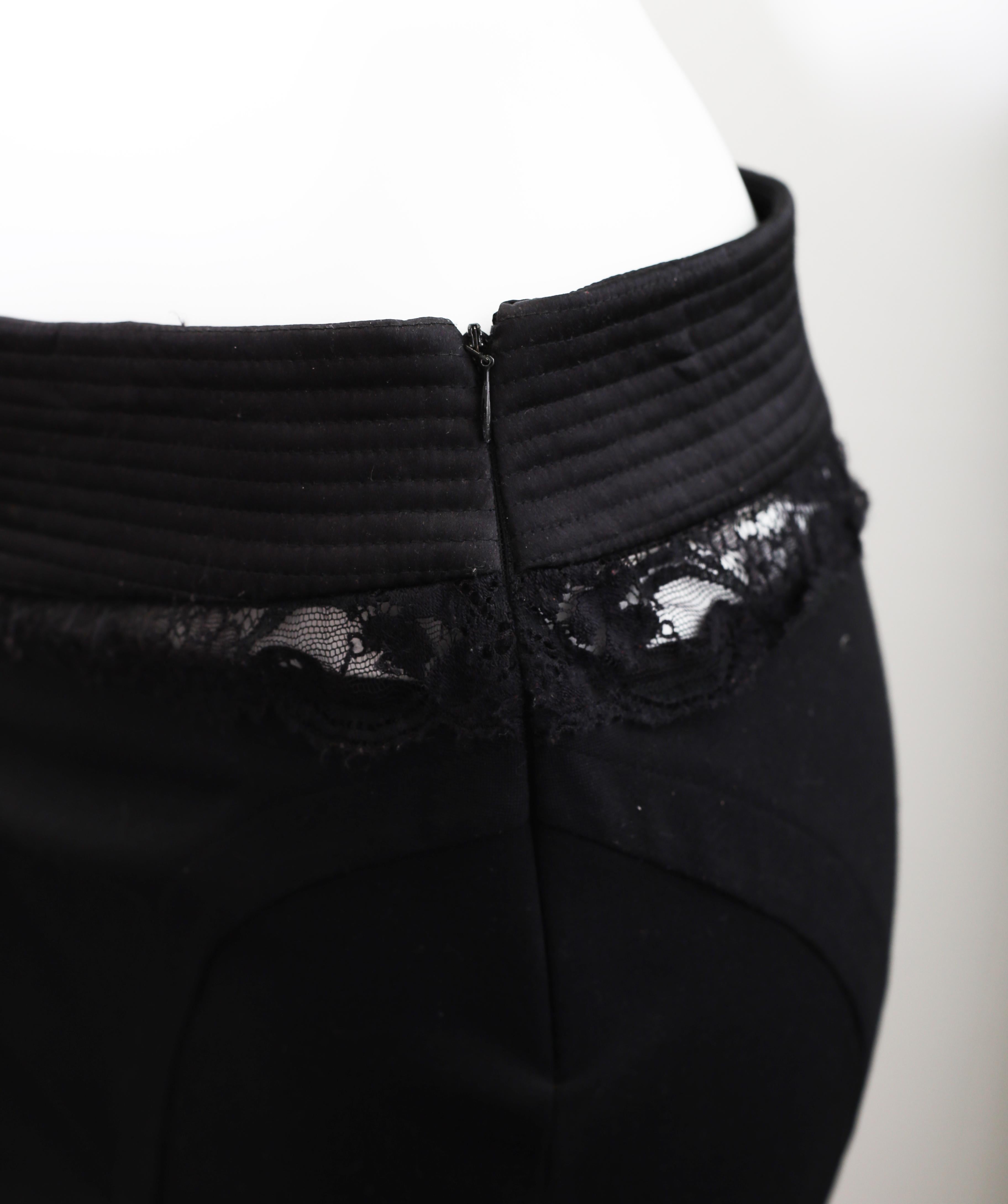 Versace Jeans Couture - Mini-jupe noire en dentelle et rayures en dentelle Pour femmes en vente