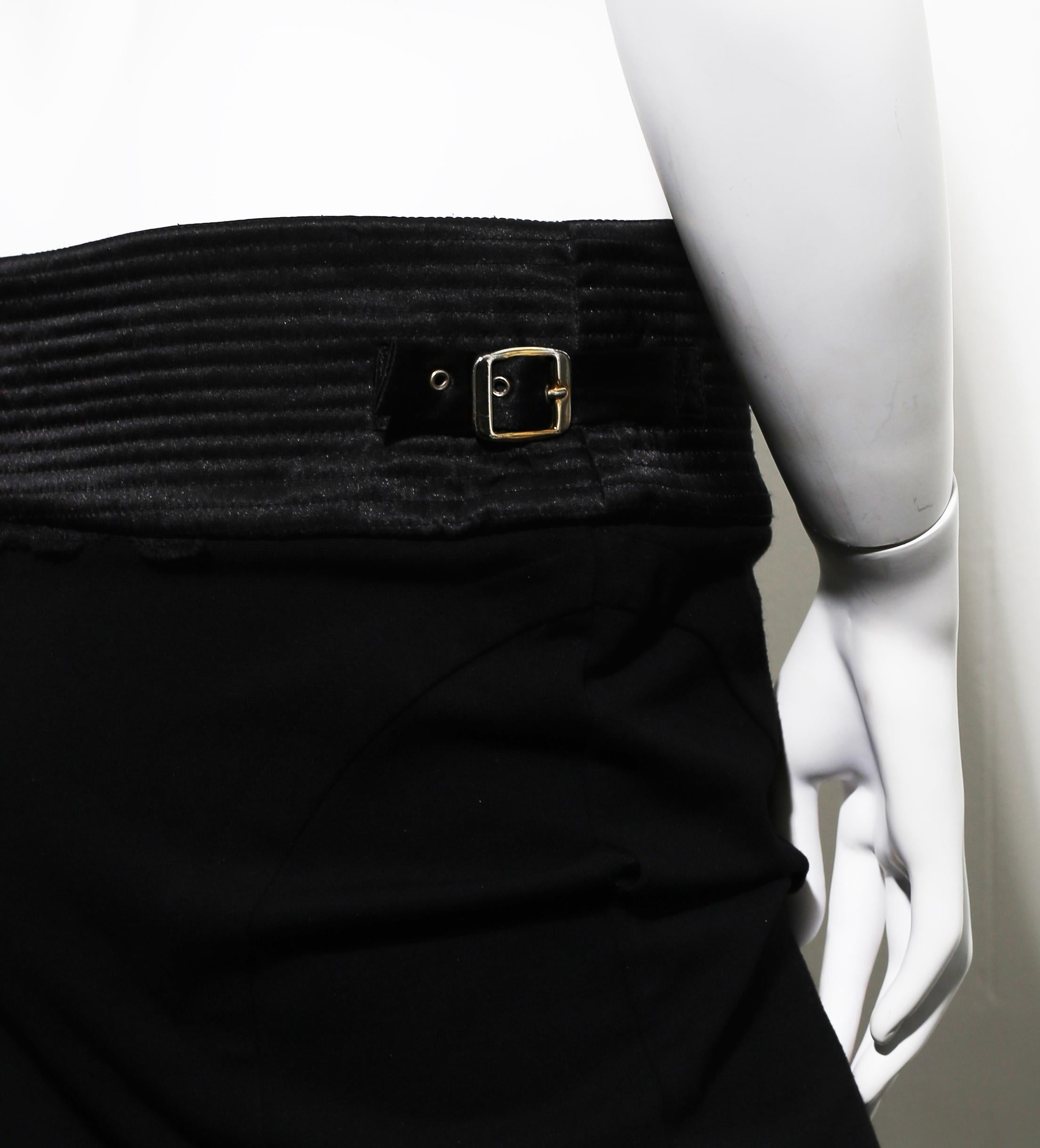 Versace Jeans Couture - Mini-jupe noire en dentelle et rayures en dentelle en vente 1