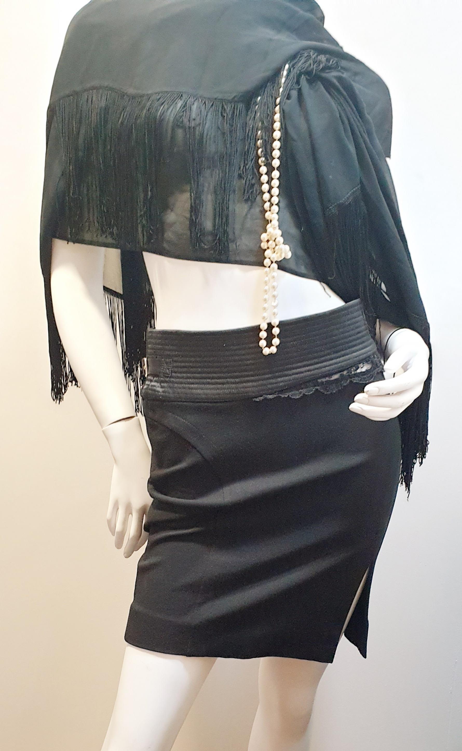 Versace Jeans Couture - Mini-jupe noire en dentelle et rayures en dentelle en vente 2