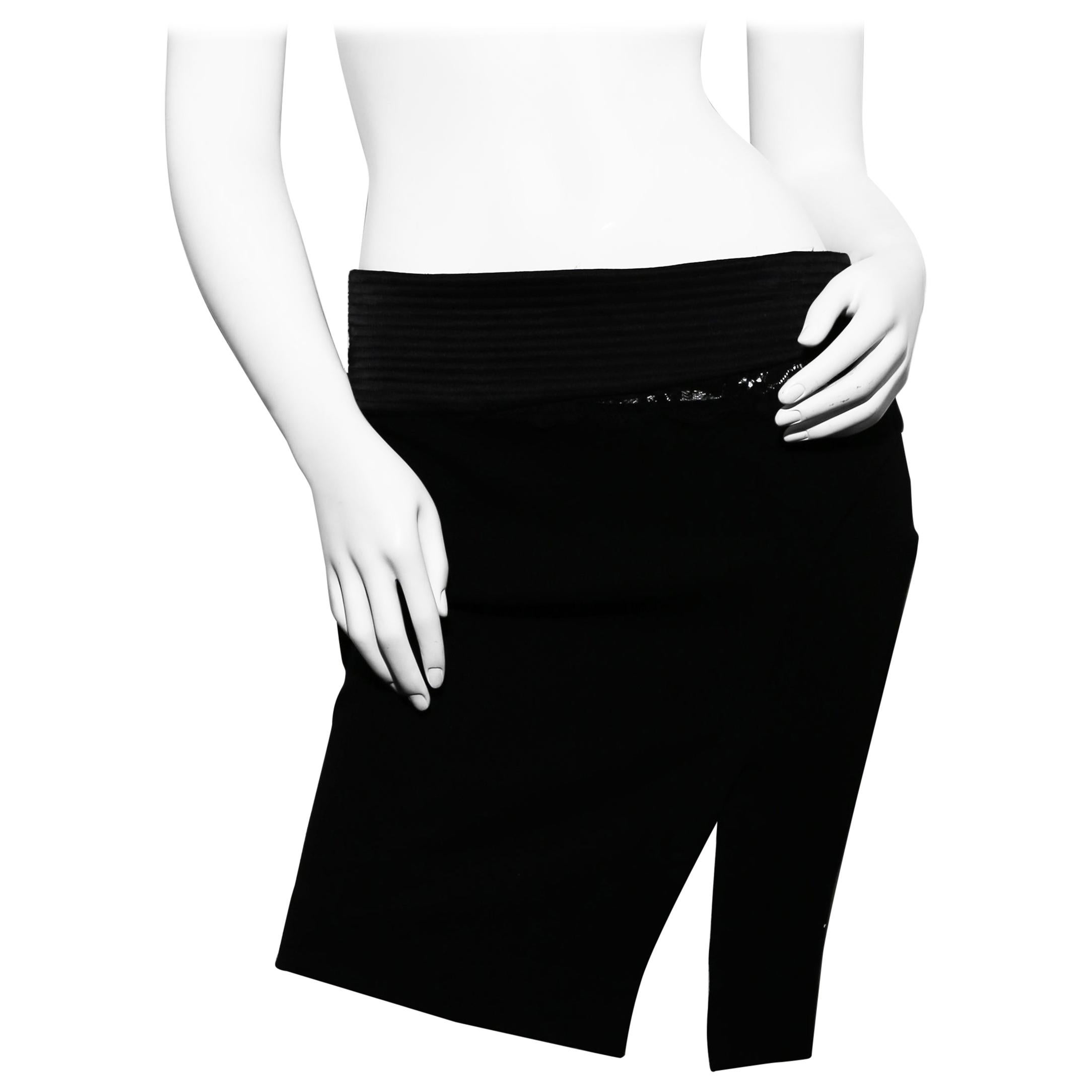 Versace Jeans Couture - Mini-jupe noire en dentelle et rayures en dentelle en vente