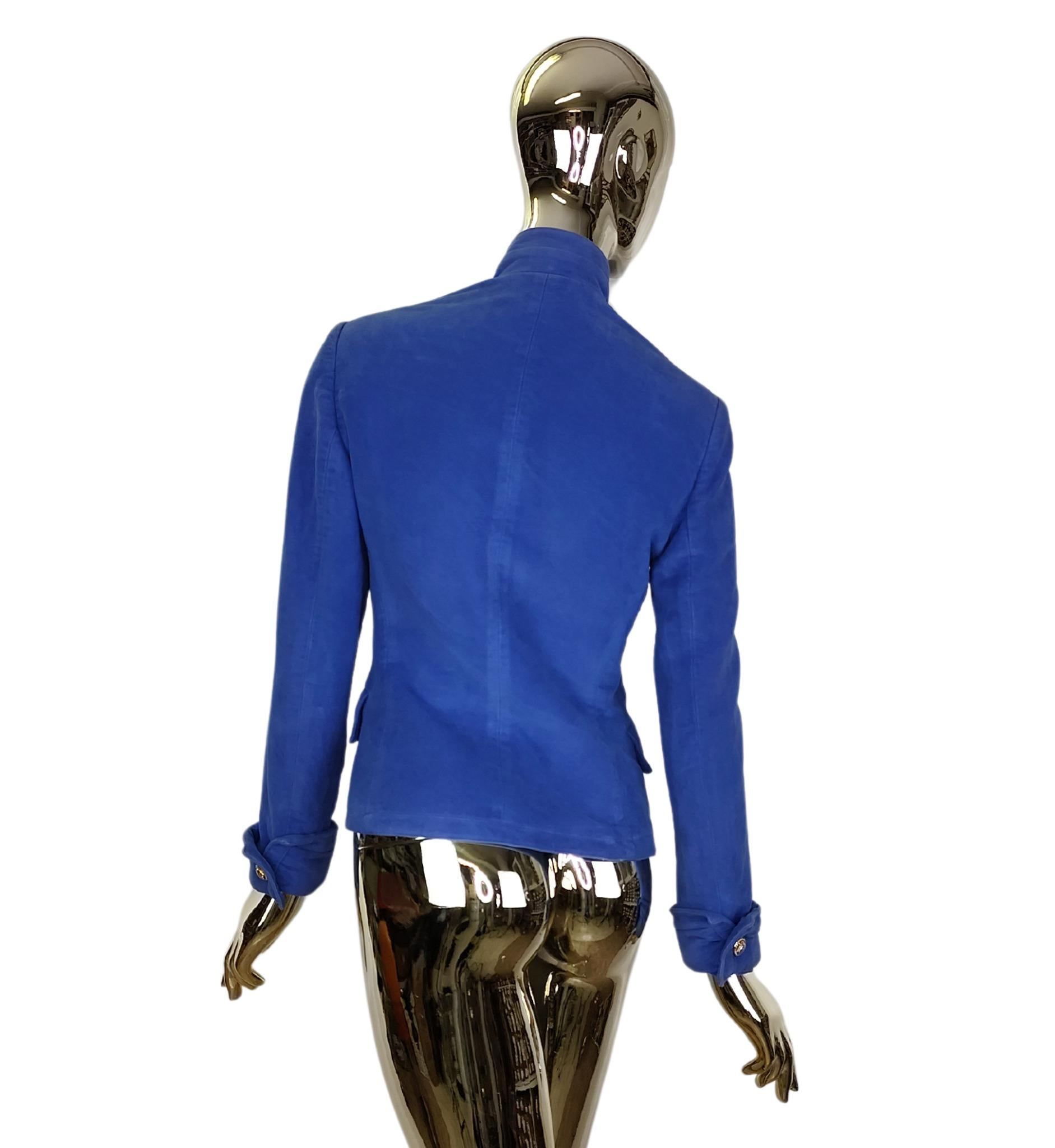 Versace Jeans Couture jacket
Blue cotton
Golden metal Medusa buttons
Lined

Marked size 42 IT

Measurements:
shoulders 41 cm - 16 in
bust 92 cm - 36 in
waist 80 cm - 31 in
hips 92 cm - 36 in
length 60 cm - 23.5 in

Good conditions
Some stains,