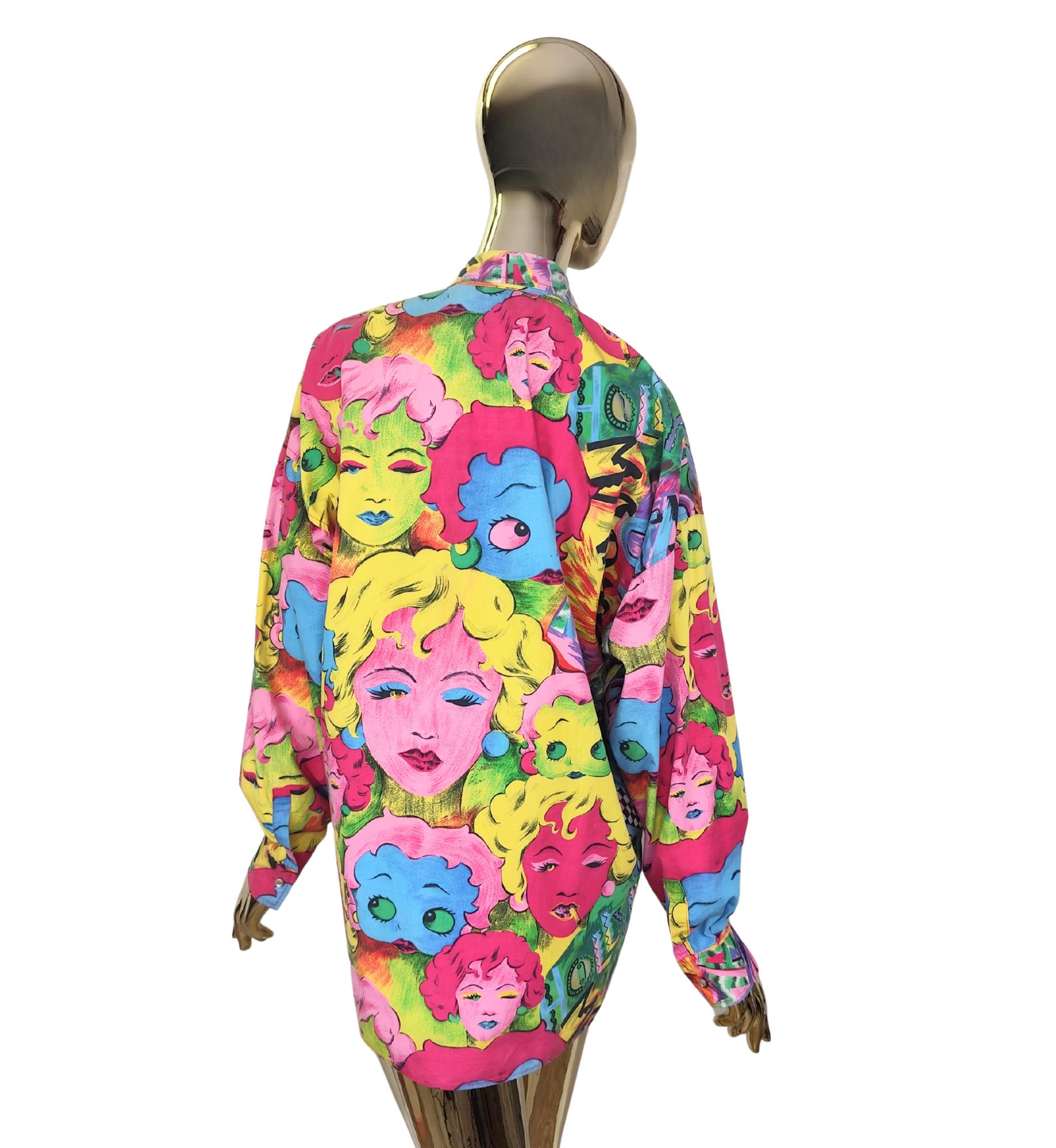 Versace Jeans Couture Männer S/S 1991 Pop Art Hemd
Marilyn Monroe und Betty Boop Druck
Multicolor Baumwolle
Silberne Tasten

Markierte Größe M

Abmessungen:
Schultern 63,5 cm - 25 in
Oberweite 130 cm - 51 in
Taille 117 cm - 46 in
Hüften 117 cm - 46