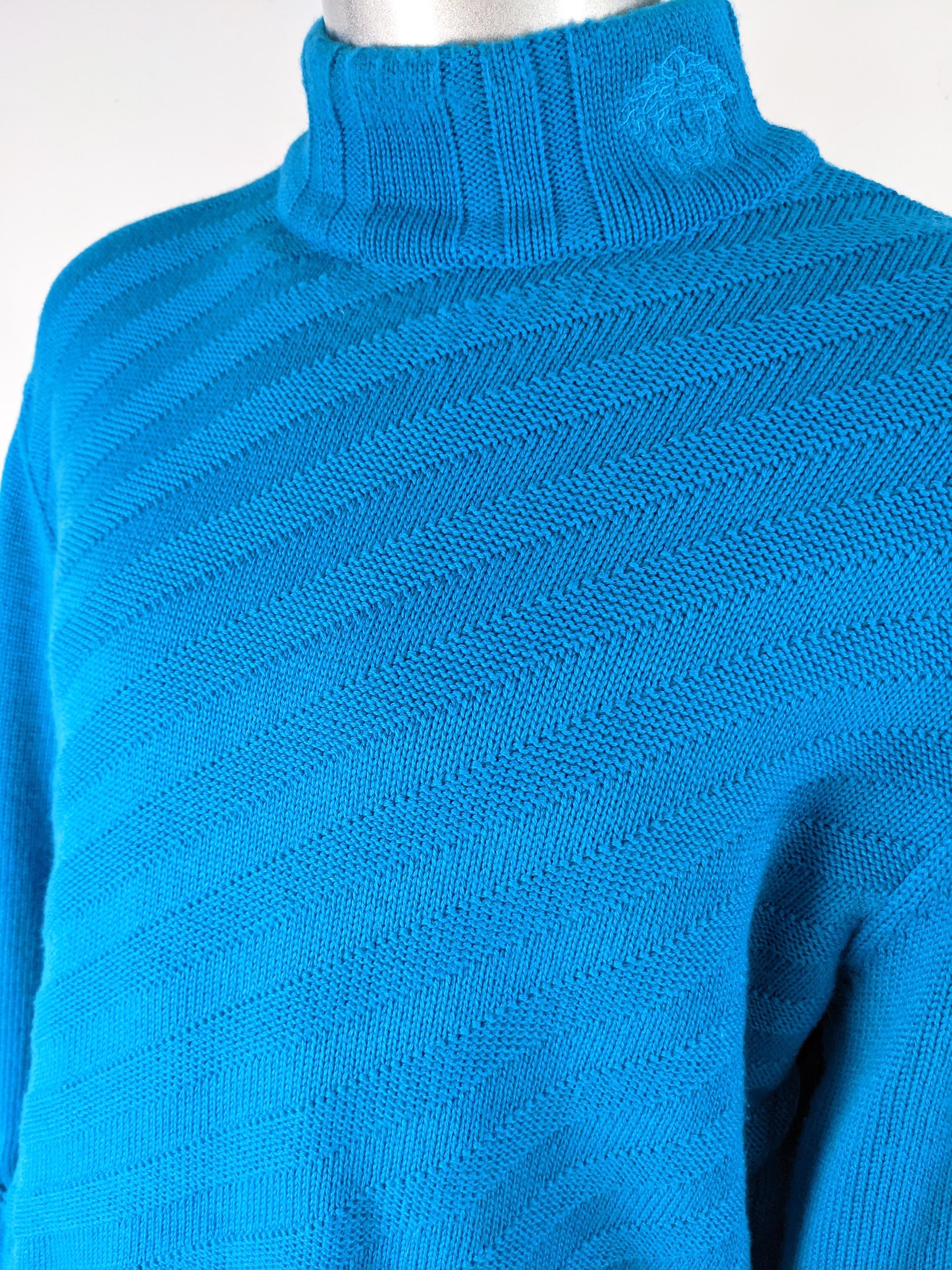 Versace Jeans Couture Mens Vintage Turquoise Sweater In Excellent Condition For Sale In Doncaster, South Yorkshire
