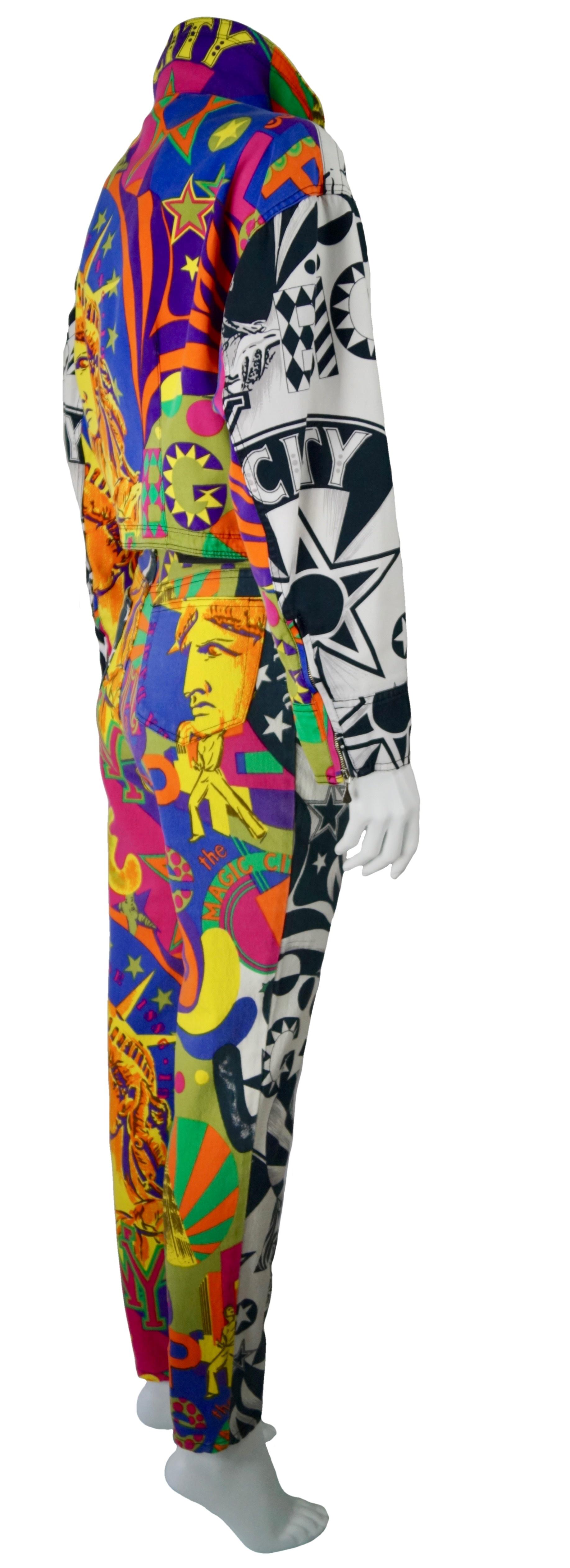 VERSACE JEANS COUTURE 90er Jahre
Anzug Bomber und Jeans Pop-Art-Druck
Hergestellt in Italien
Bomber
Größe M
100% Baumwolle
Flache Maße:
Länge cm. 47
Schultern cm. 53
Ärmel cm. 50
Jeans
Größe IT 44 
98% Baumwolle
 2% Elasthan
Flache Maße:
Länge cm.