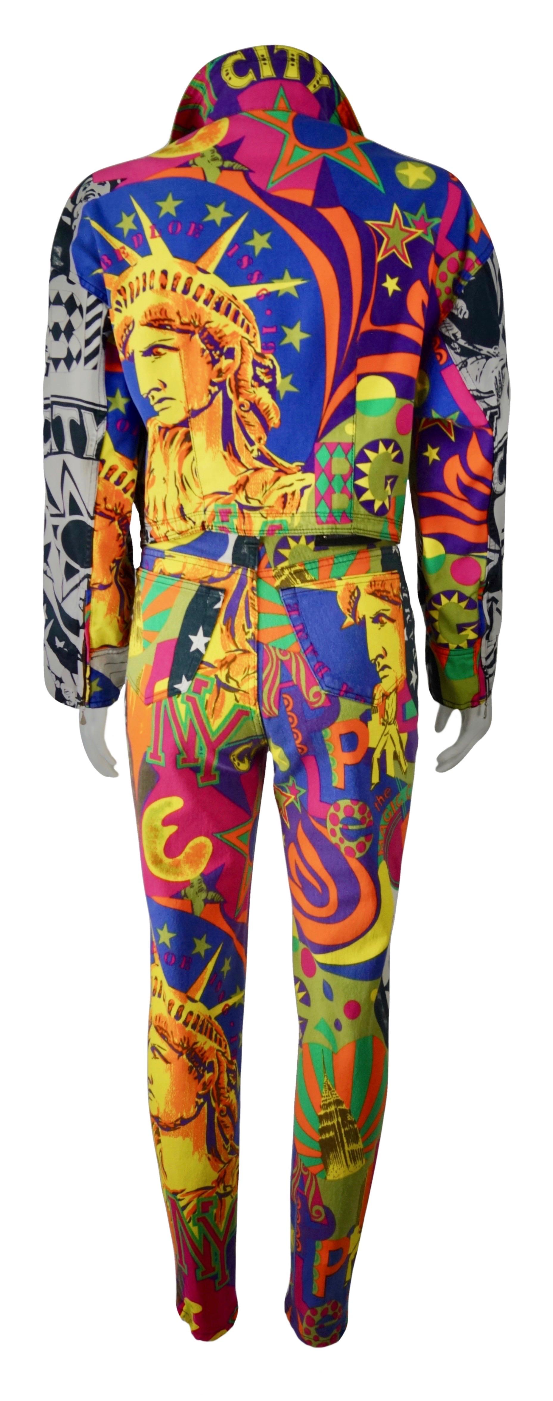 VERSACE JEANS COUTURE  New Yorker Pop-Art-Druck  Anzug Jeans und Bomber 90er-Jahre (Grau) im Angebot